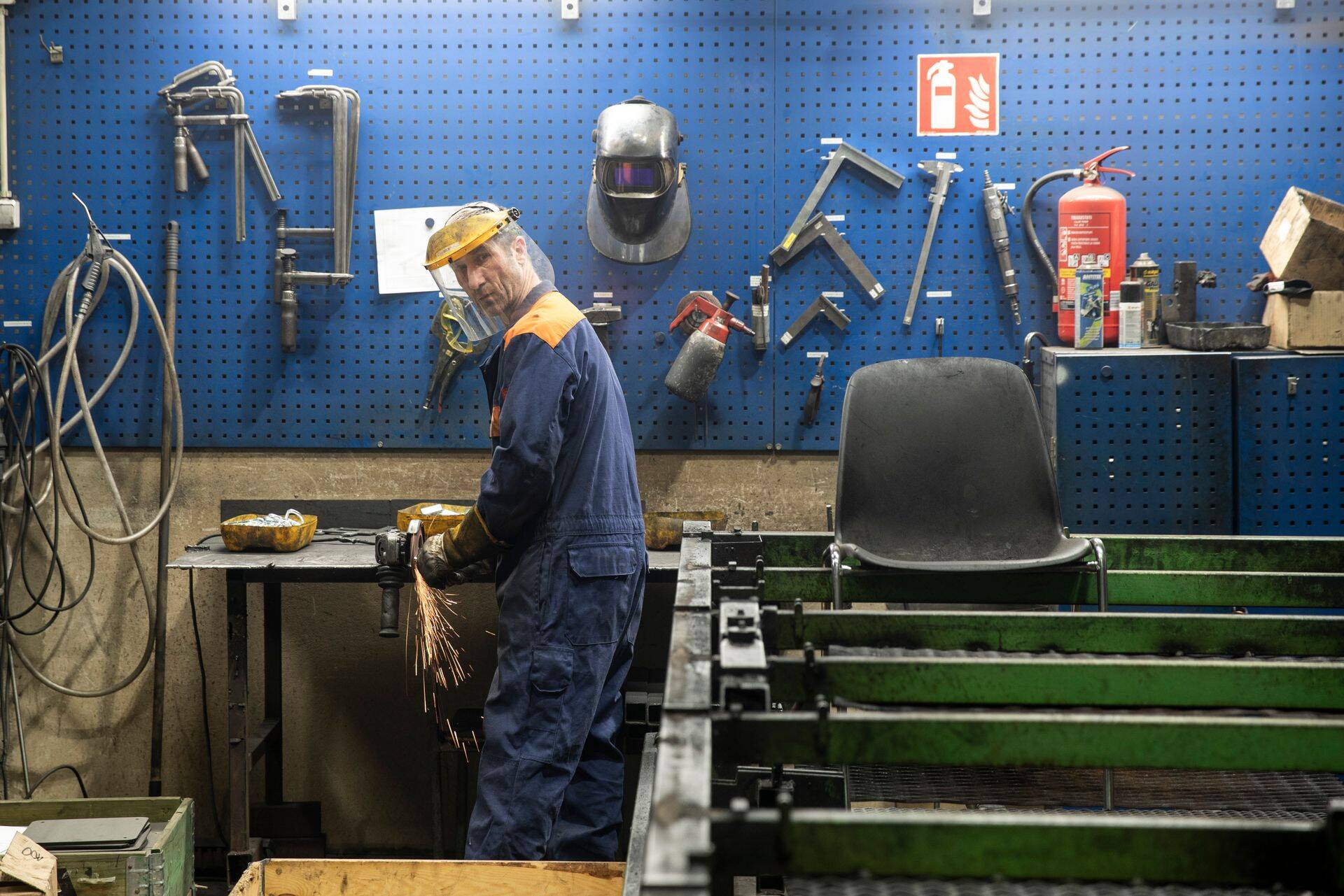 Töötukassa palgahüvitist on saanud mootorsõidukite müügis 21 ettevõtet kogusummas 109 434 eurot ning masina- ja metallitööstuses 27 ettevõtet kogusummas 453 327 eurot.