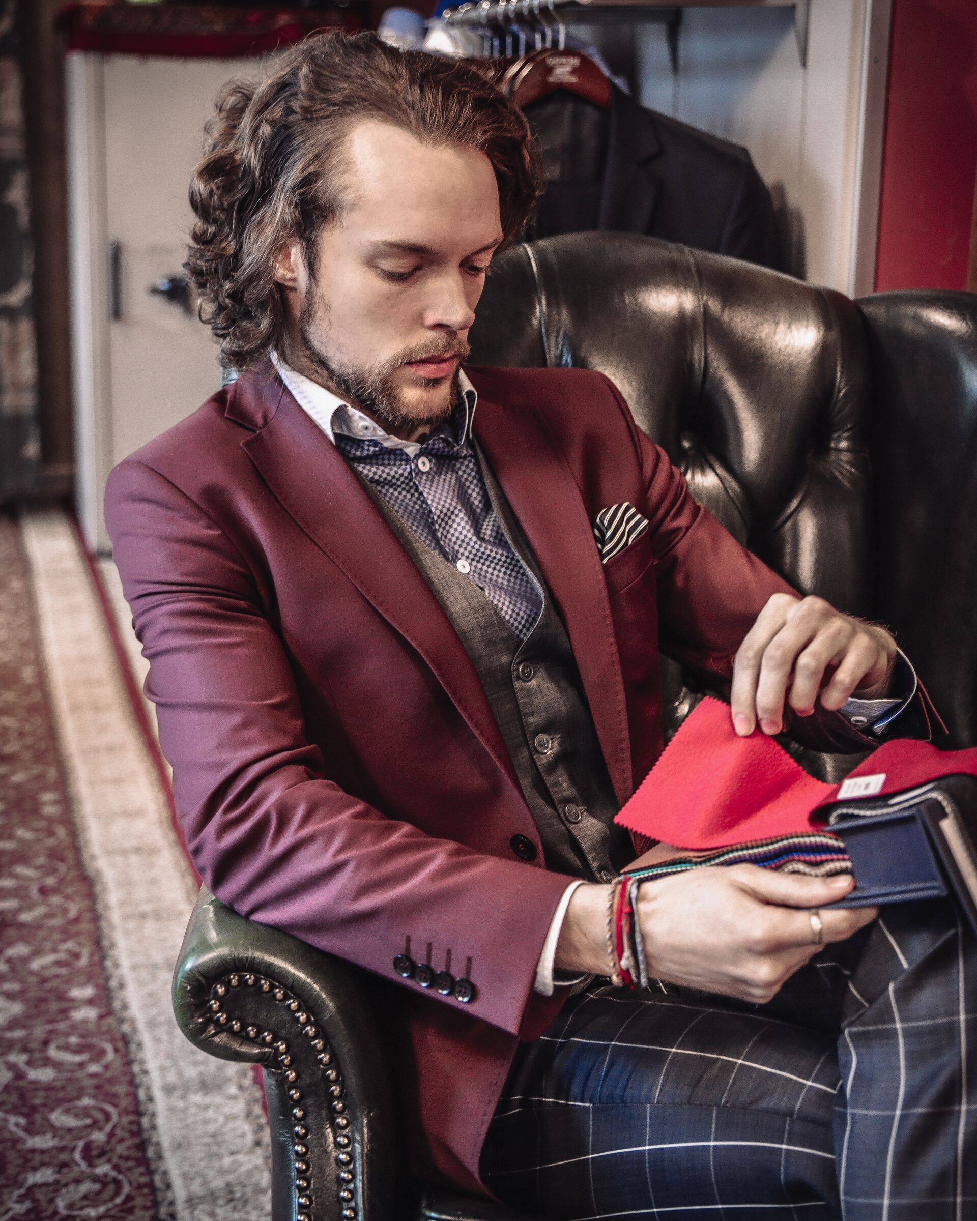 Gowri Style House’i kangavalikus on kohal klassikaparemik: Holland & Sherry ja James Hare siidkangad Inglismaalt, Mandri-Euroopast Scabal, Itaalias Zegna ja Carnet. Kangaste valik algab peenvillasest Super 100´s kangastest ja lõpeb kašmiiri ja siidi õrnade segudega.