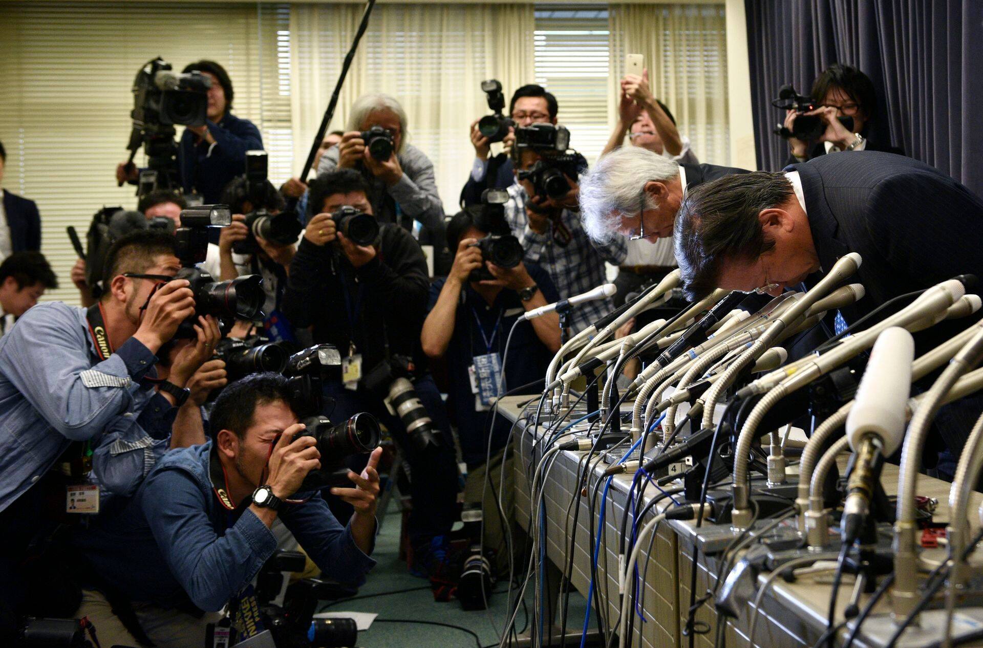 Mitsubishi Motorsi president Tetsuro Aikawa (paremal) eilsel pressikonverentsil vabandamas.