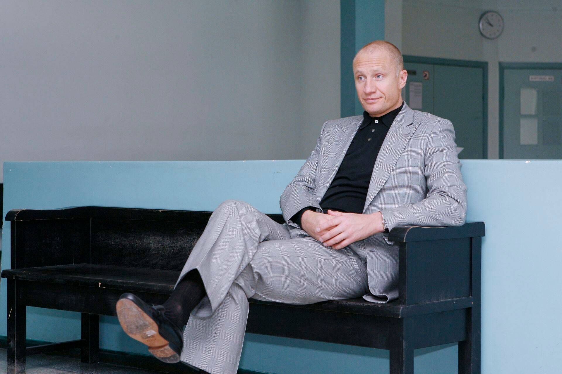 Meelis Lao 2007. aastal kohtumajas üht enda üle peetavat protsessi ootamas.