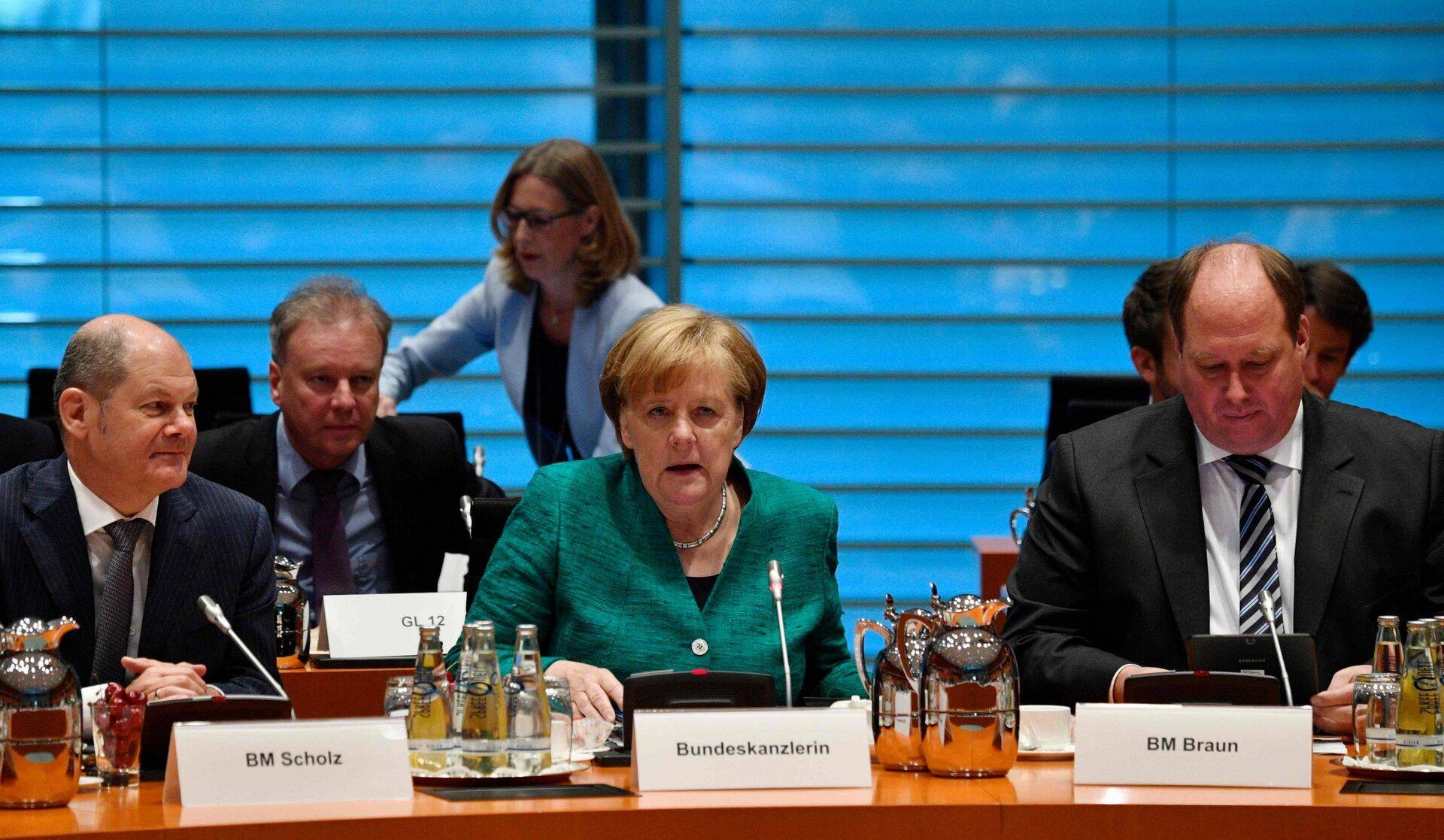Saksa valitsusjuht Angela Merkel sotsiaaldemokraadist rahandusministri ja Baieri sõsarpartei juhi vahel