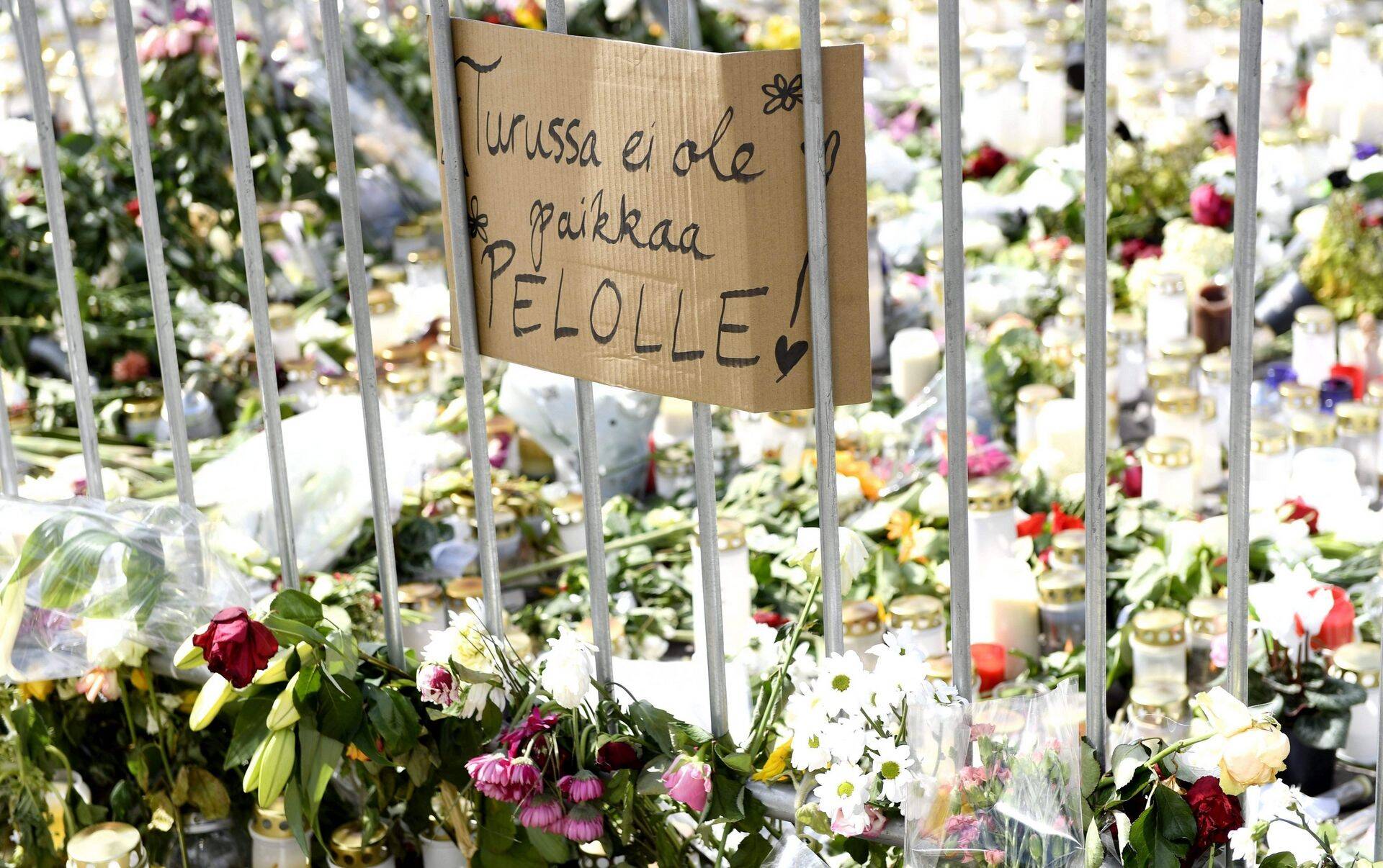 Turu linnas pole hirmule kohta, on kirjas sildil terrorirünnakukohale toodud lillede keskel,