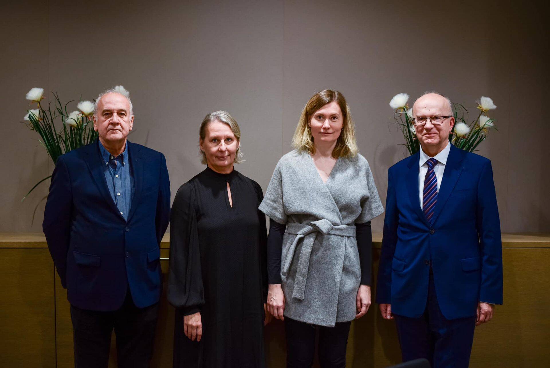 Fotol: Residentuuriprodekaan Urmas Lepner, teadusprodekaan Külli Kingo, terviseminister Riina Sikkut ja dekaan Margus Lember.