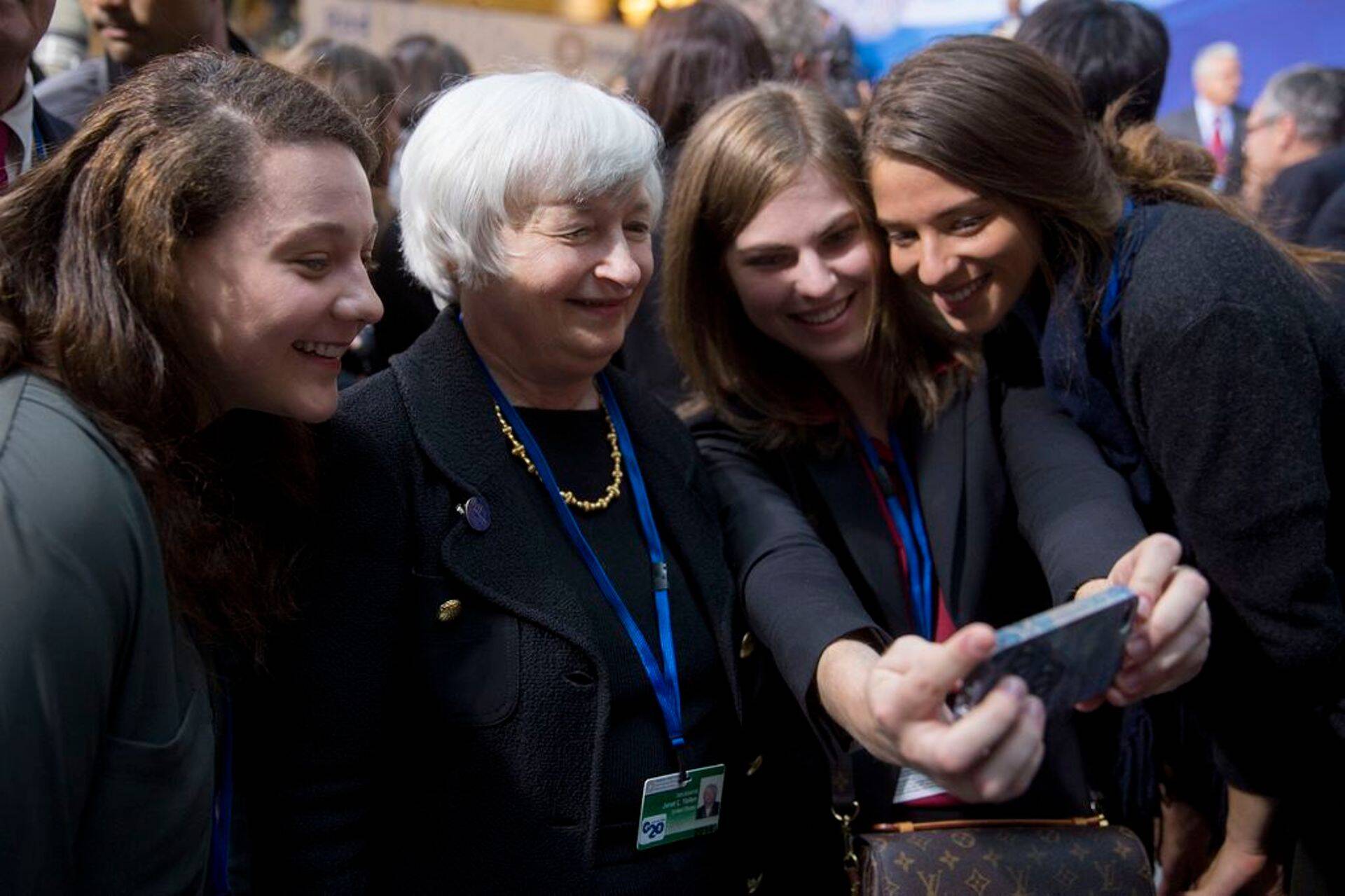 USA keskpanga juht Janet Yellen (vasakult teine) selfie't tegemas.