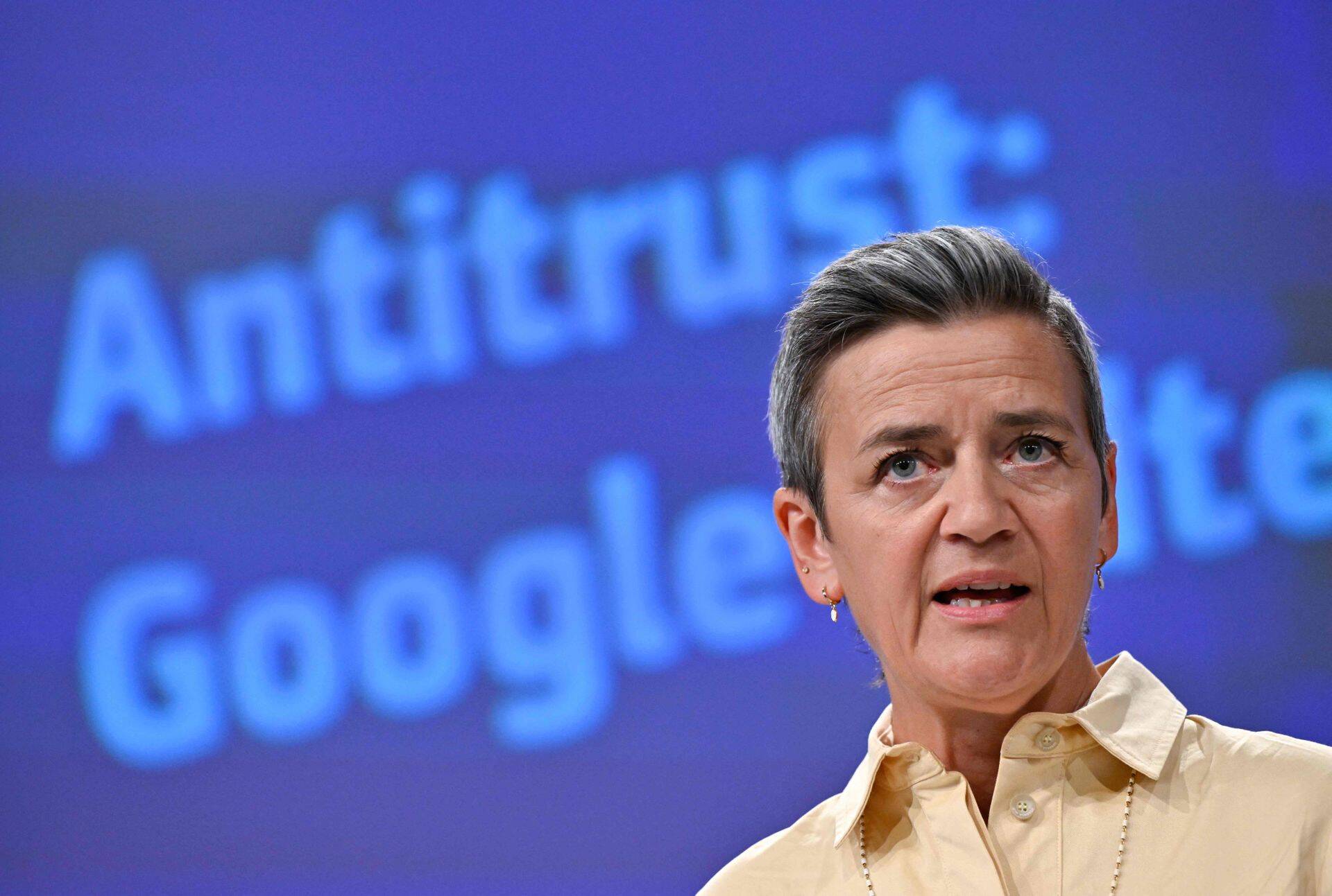 Euroopa Komisjoni konkurentsivolinik Margrethe Vestager soovitas Alphabetil osa reklaamiteenuste pakkujatest maha müüa, et tagada aus konkurents.