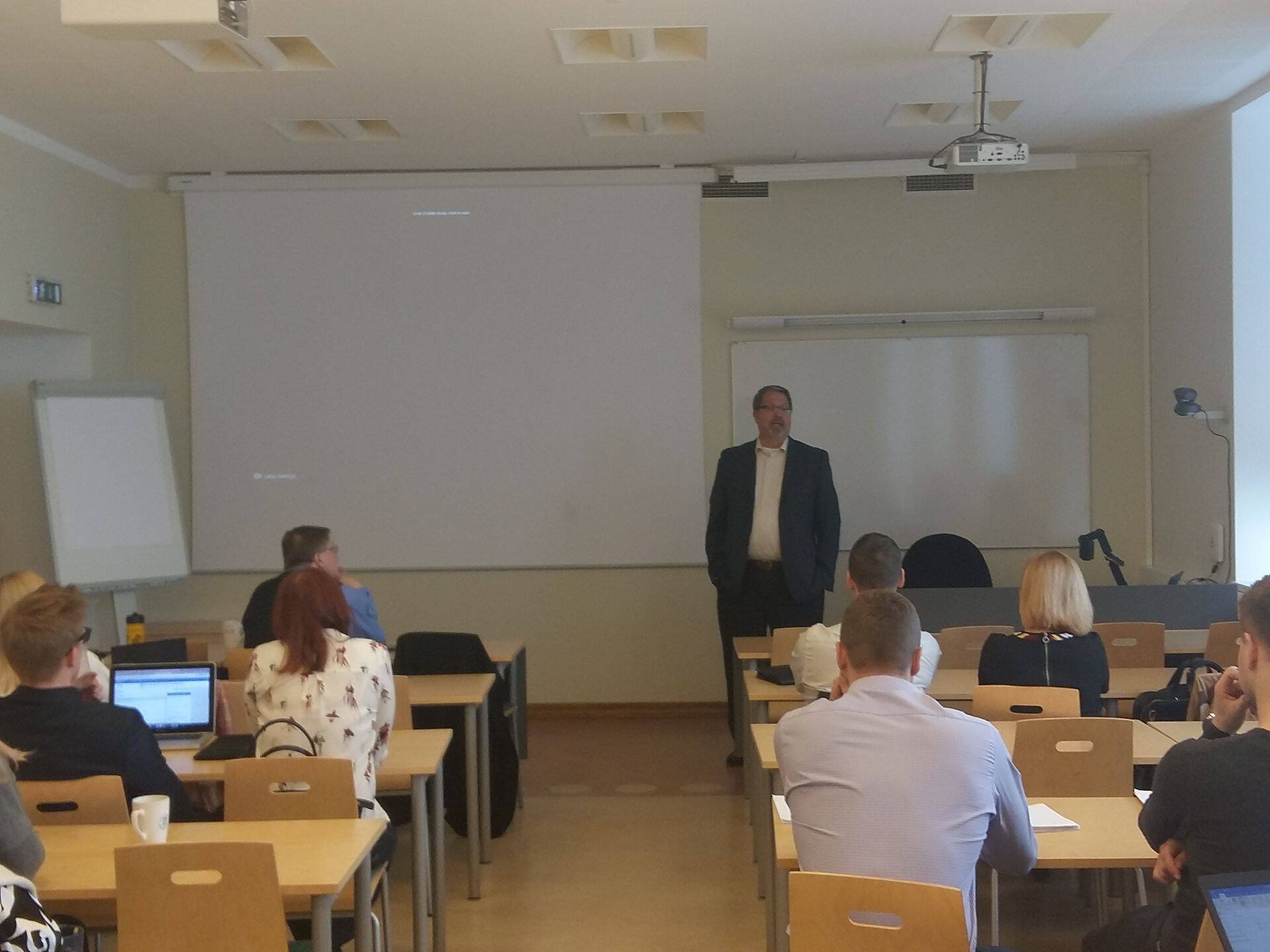 prof. Brent McKenzie kursus Tartu Ülikooli Tallinna esinduses