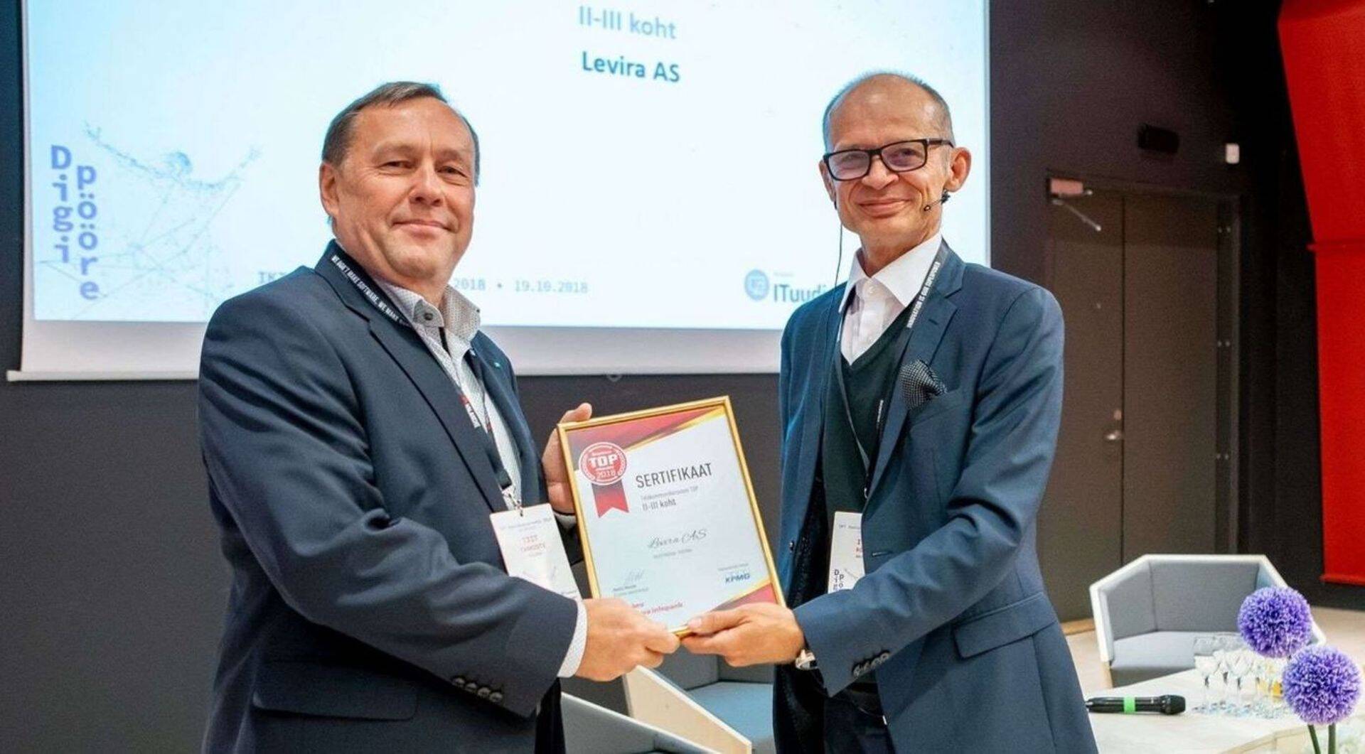 Levira juht Tiit Tammiste ja Äripäeva peadirektor Igor Rõtov mullu IKT Aastakonverentsil, kus Levira sai kätte telekomifirmade TOPi 2.-3. koha diplomi.