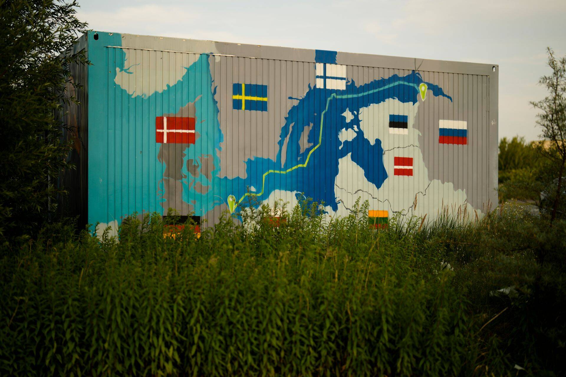 Nord Streami torujuhtmeid kujutav maal on Saksamaal Lubminis asuva Läänemere torujuhtme Nord Stream 1 lähedal asuval konteineril.