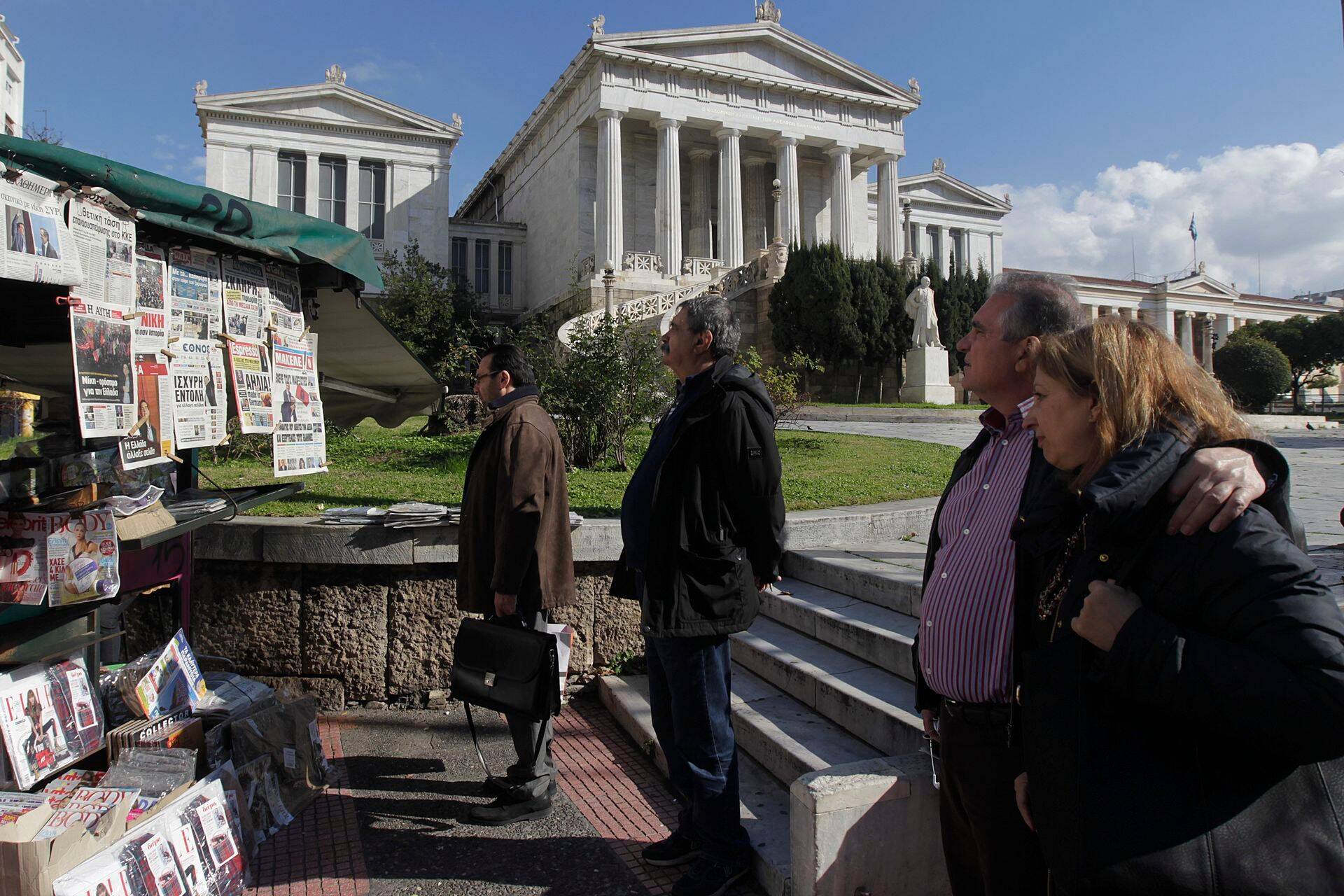 Kreeklased eile ajalehekioskis lugemas Syriza valimisvõidust.