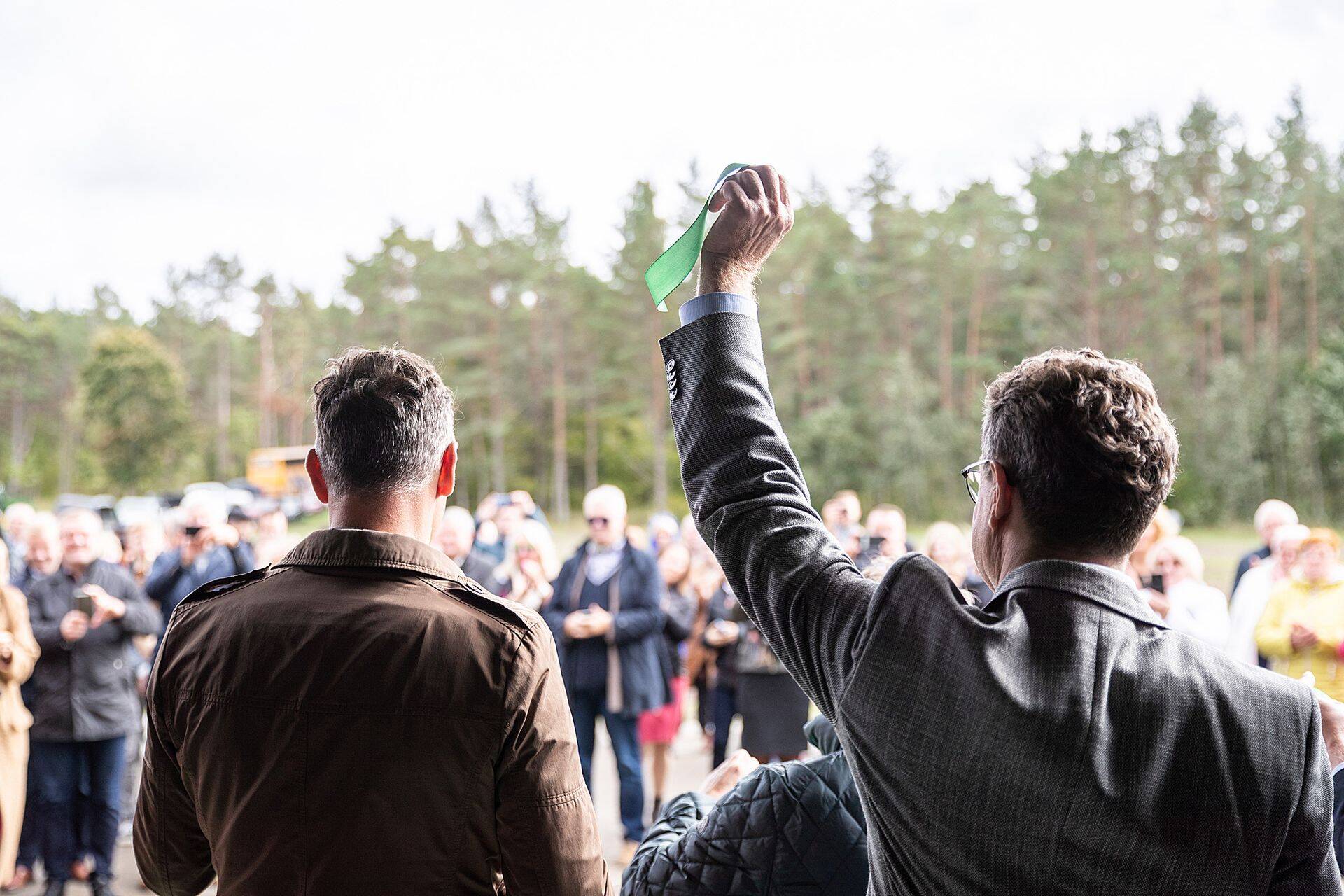 Demo Farm OÜ juhatuse liige Ain Süld (paremal) pärast uue lutserniekstrati tehase avamist.