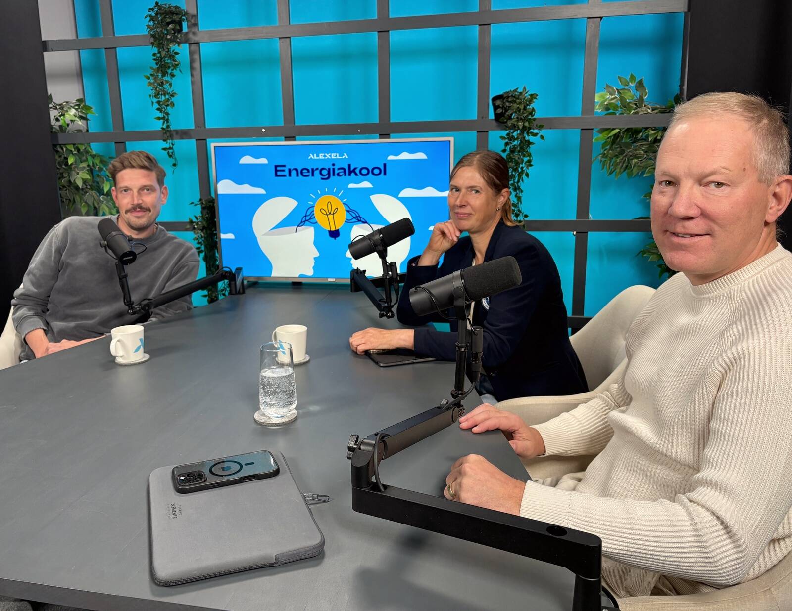 “Energiakooli” saatejuht Henrik Kalmet, president Kersti Kaljulaid ja riigikogu väliskomisjoni esimees Marko Mihkelson.
