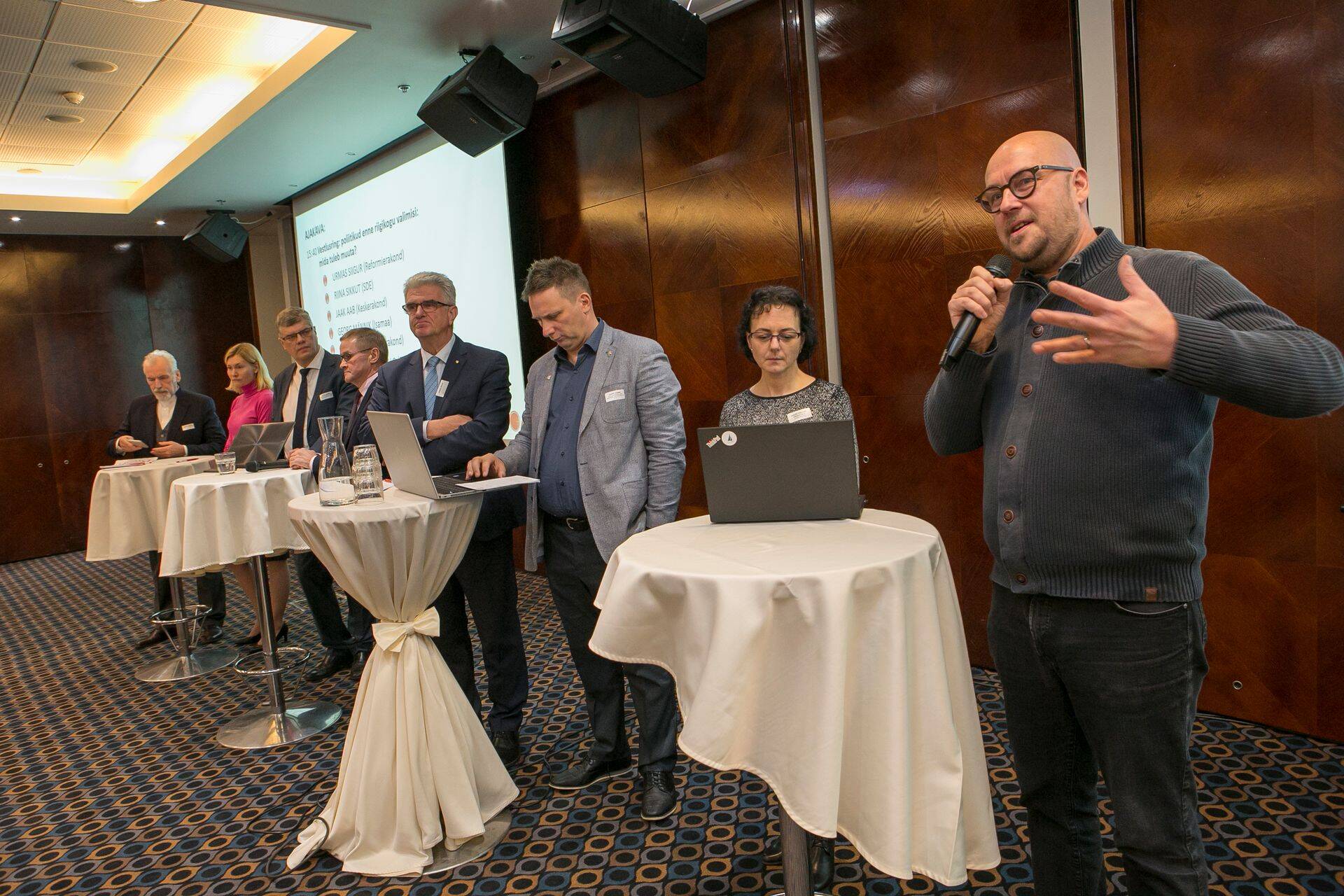 Valimisplatvorme tutvustasid (vasakult): Georg Männik (Isamaa), Riina Sikkut (SDE), Hasso Uuetoa (EKRE), Jaak Aab (Kesk) Urmas Siigur (Reform), Kuido Nõmm (Vabaerakond), Kadri Haller-Kikkatalo (Eesti 200) ja Artur Talvik (Elurikkus).