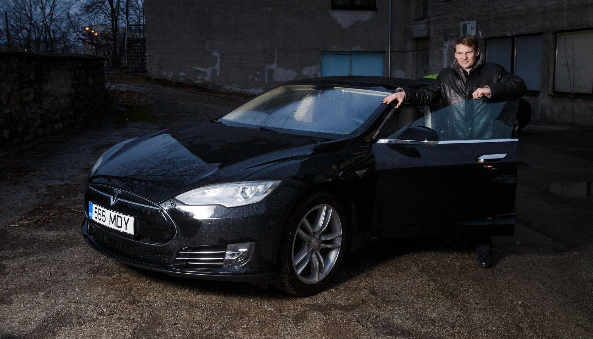 Elektritakso juhatuse liige Ermo Kontson on oma äri üles ehitanud elektriautodele. Ettevõtte autopargis on ka üks Tesla sõiduk.
