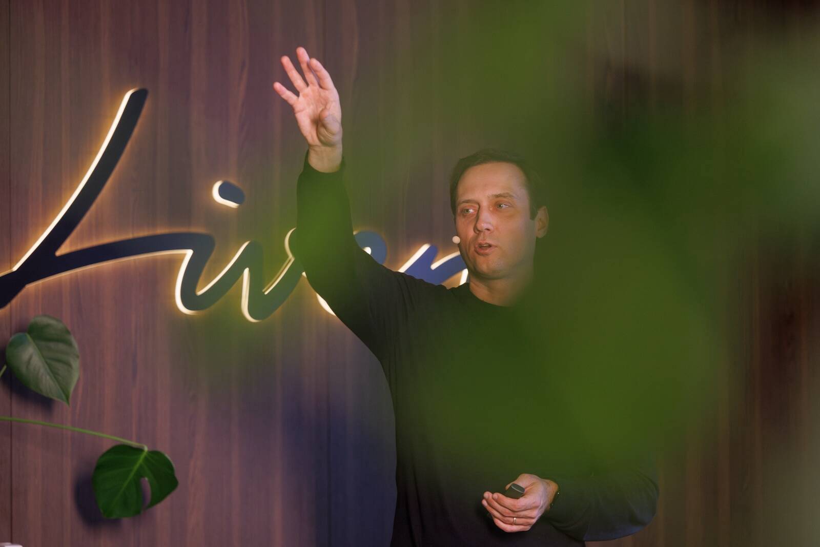 Attēlā: Liven vadītājs Andero Laurs.