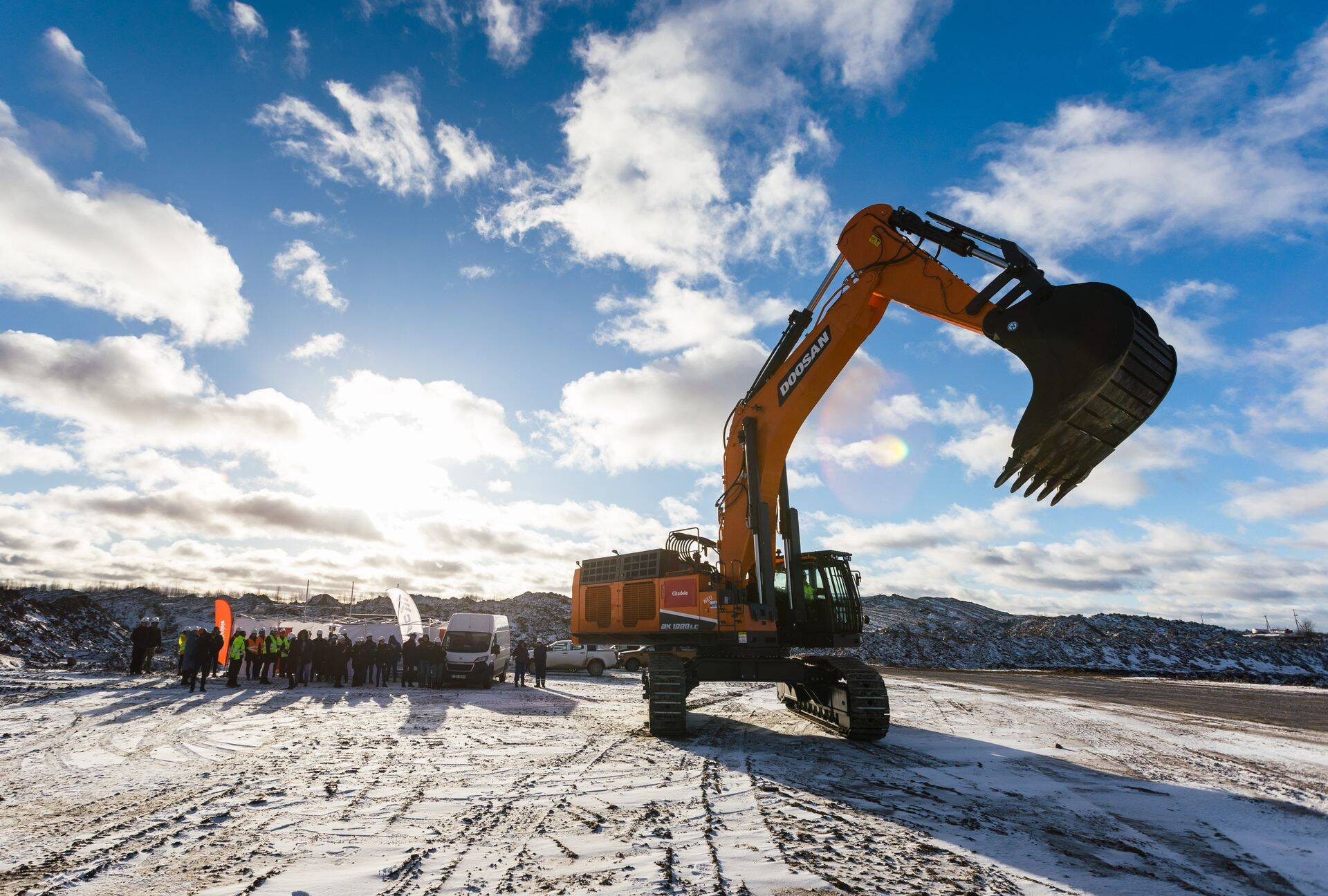 Euroopas ainulaadne 100tonnine Doosan DX1000LC-7 kaevandamismasin anti INTRAC Eesti poolt Kiviõli Keemiatööstusele pidulikult üle 31.01.2023.
