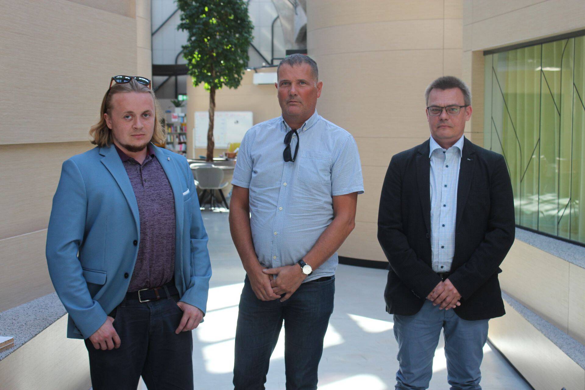 Kaarlaid OÜ protsessijuht Vahur Krautman, tegevjuht Andres Lampe ja Maanteeameti liiklusjuhtimiskeskuse erivedude koordinaator Marko Jürimaa.