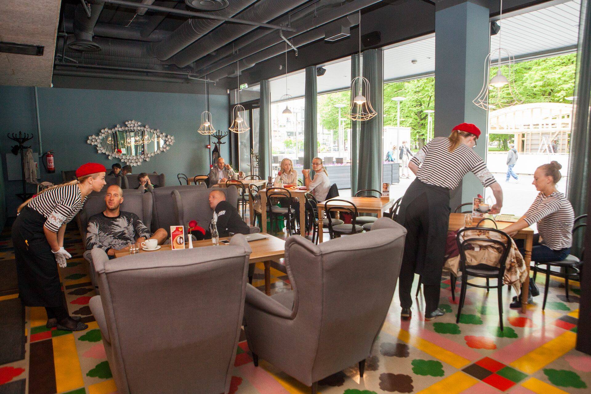 Viru keskusesse on ennast sisse seadnud Lyon – Prantsuse kokakunsti pakkuv söögikoht. Flirditakse aga ka teiste maade köökidega, nii on üllatuslikult prantsuse roogadele särtsu andmas näiteks Aasia ja Vahemere-äärsete riikide maitsed.