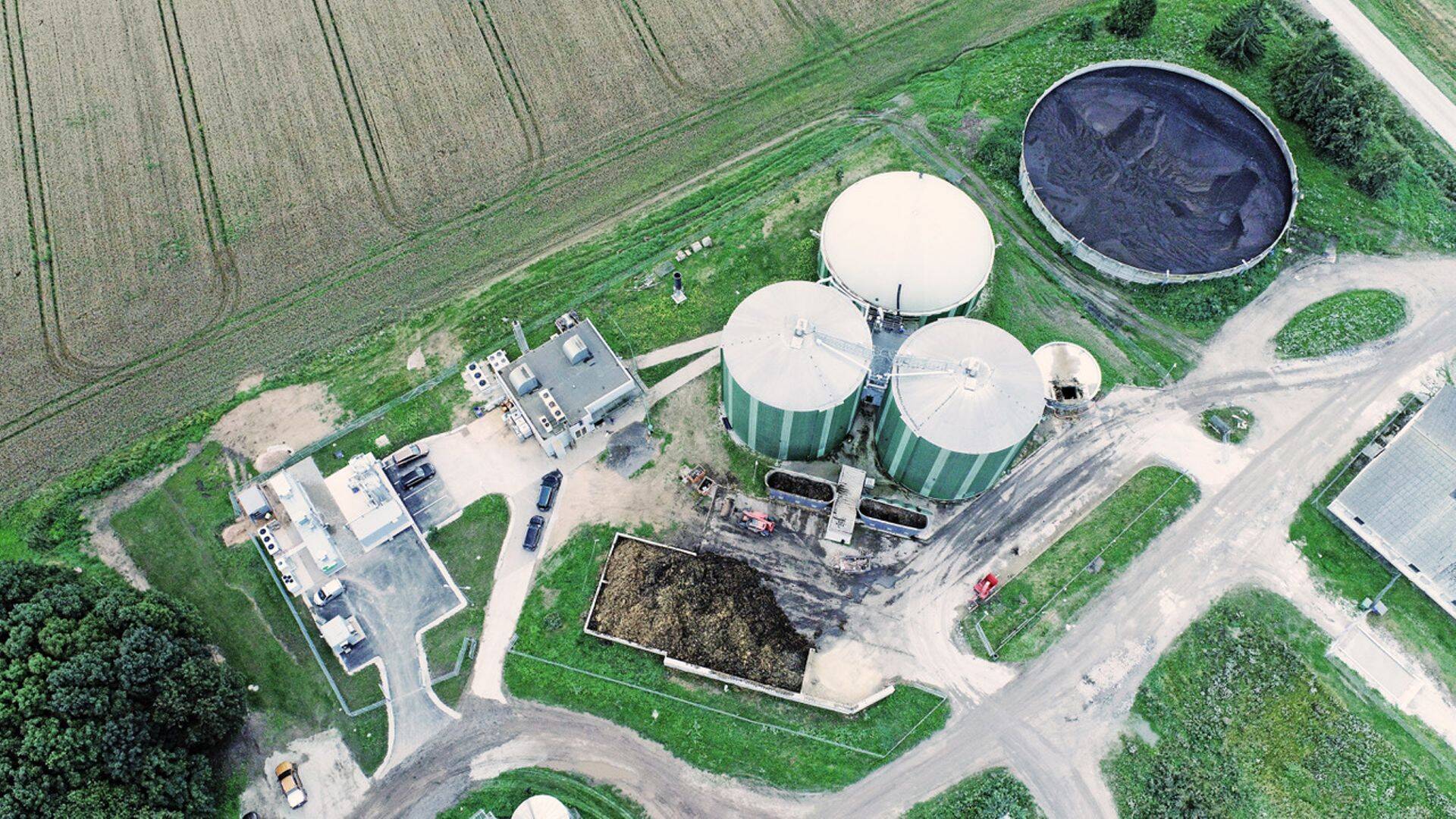 Eesti Biogaasil on kolm tootmisüksust. Fotol on rohegaasijaam Tartu lähedal Ilmatsalus, kuhu koguneb tooret umbkaudu kahekümnest asukohast.