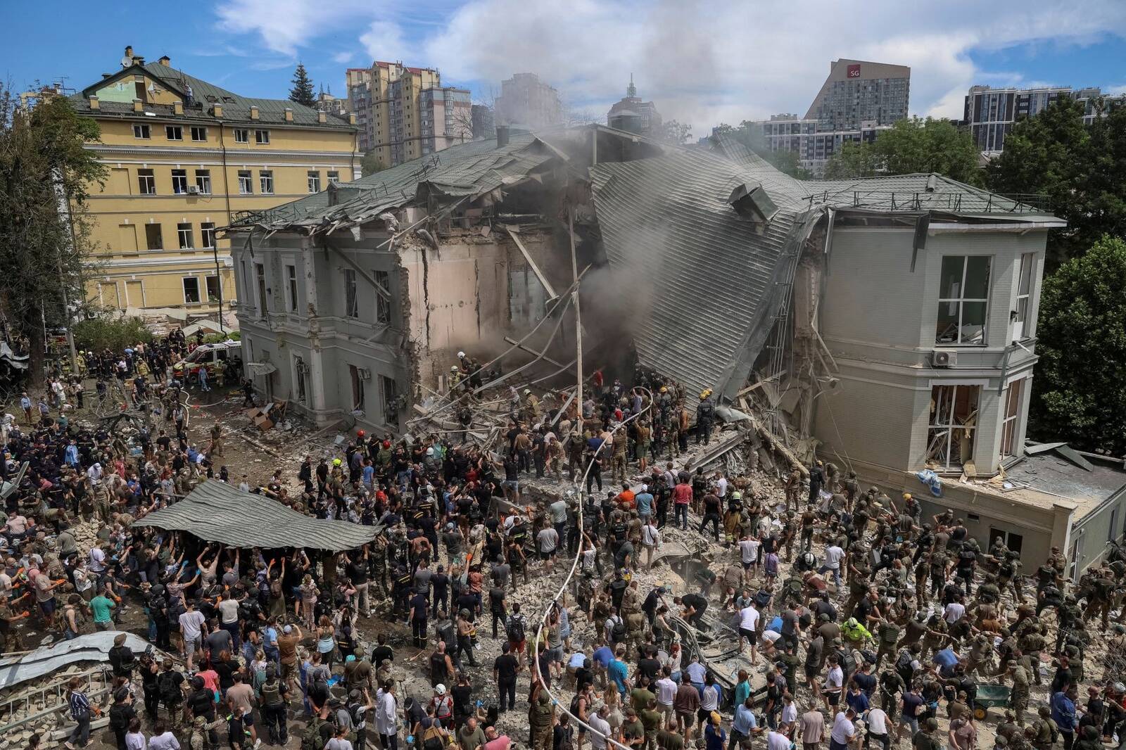 8. juulil ründas Venemaa rakettidega suurt osa Ukrainast, Kiievi jaoks oli see pärast sõja algust üks ohvriterohkemaid päevi. Fotol on näha tabamuse saanud lastehaiglat Kiievis.