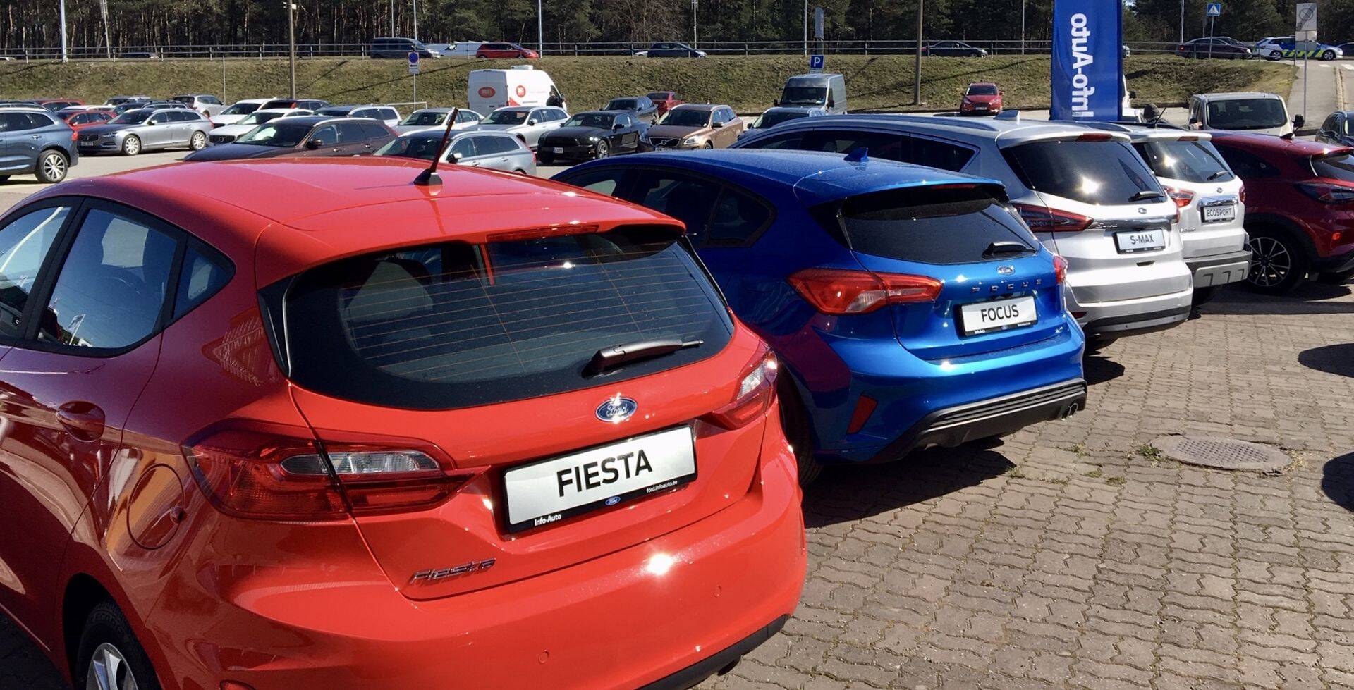Автосалоны Info-Auto перешли на наружную продажу, теперь демонстрационные экземпляры, а также складские запасы новых автомобилей вместе с сопровождающей информацией выставлены на площадки перед шоу-румами, чтобы покупатели могли знакомиться с ними не внутри помещений, а на улице, то есть в более безопасной обстановке.
