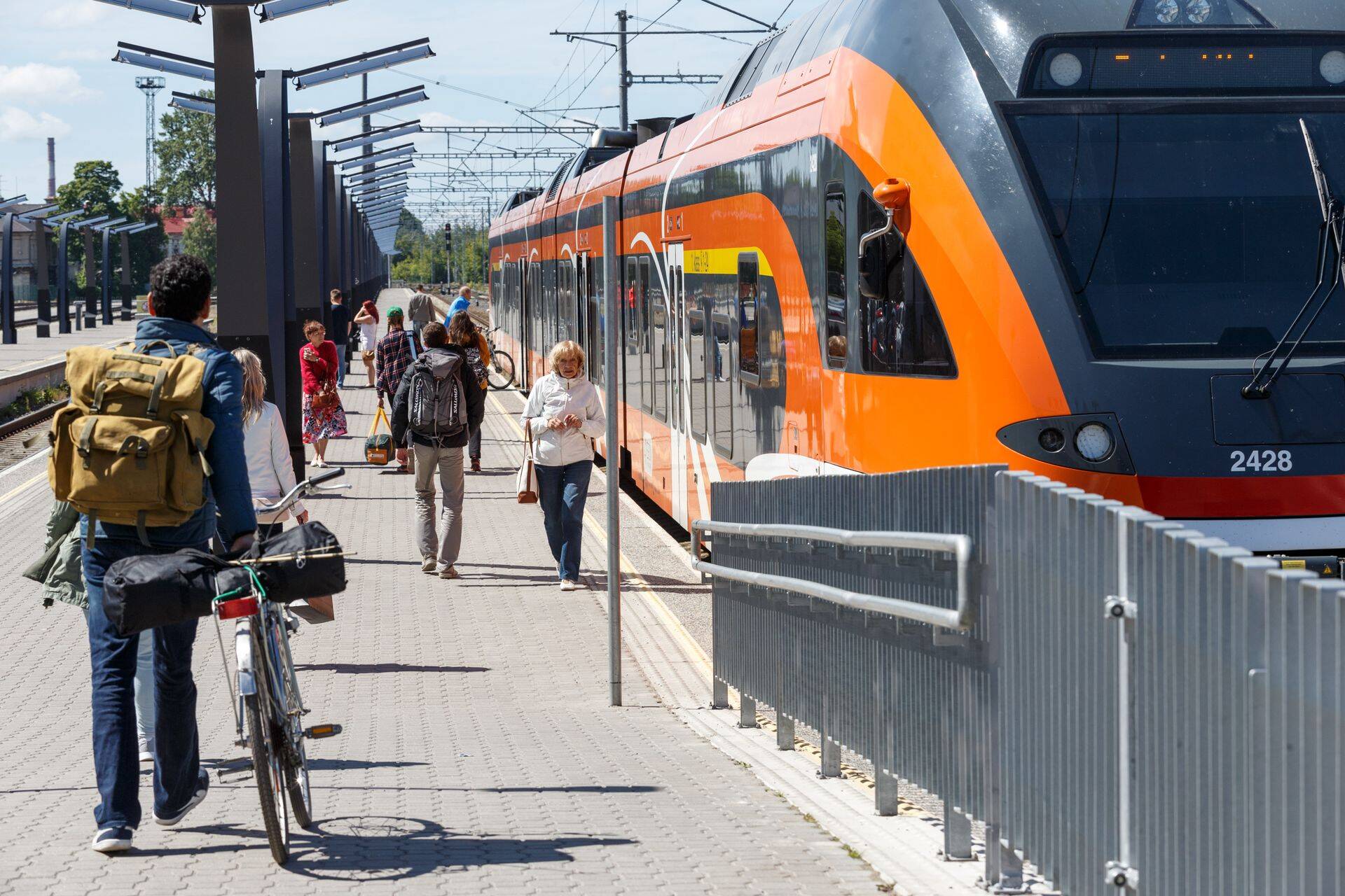 "Ainult rattaga liiklemisega me rohepööret ei tee. Vaja on transpordivõrgustikku, mis võimaldab sujuvalt kasutada erinevaid transpordiviise, et mugavalt sihtkohta jõuda," kirjutab Elroni juht Lauri Betlem.