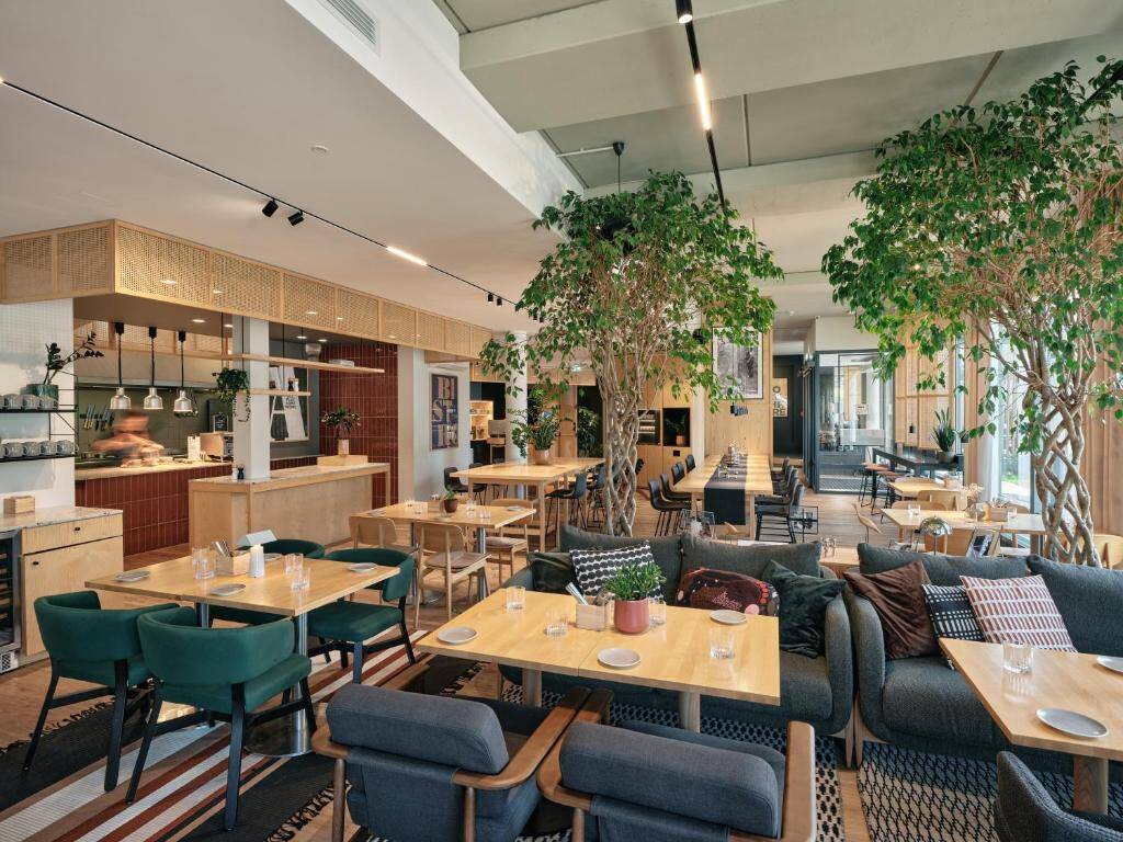 Amer Invest OÜ управляет известным отелем Oru Hub Hotel рядом с Певческим полем.