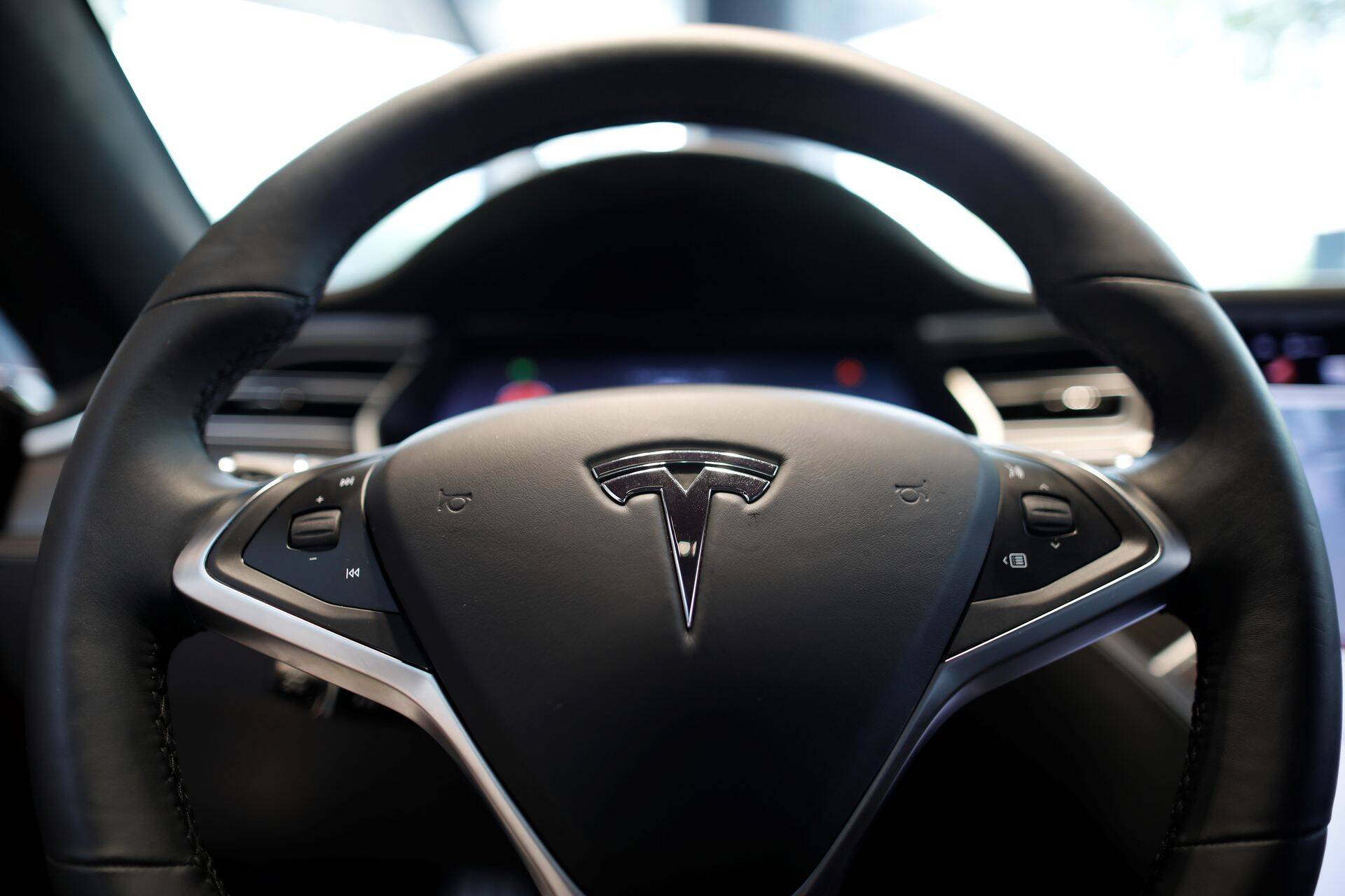 Tesla teise kvartali kasum tuli oodatust parem, kuid müügikäive jäi ootustele alla. Samuti langes autootmise müügikäibe rentaablus.
