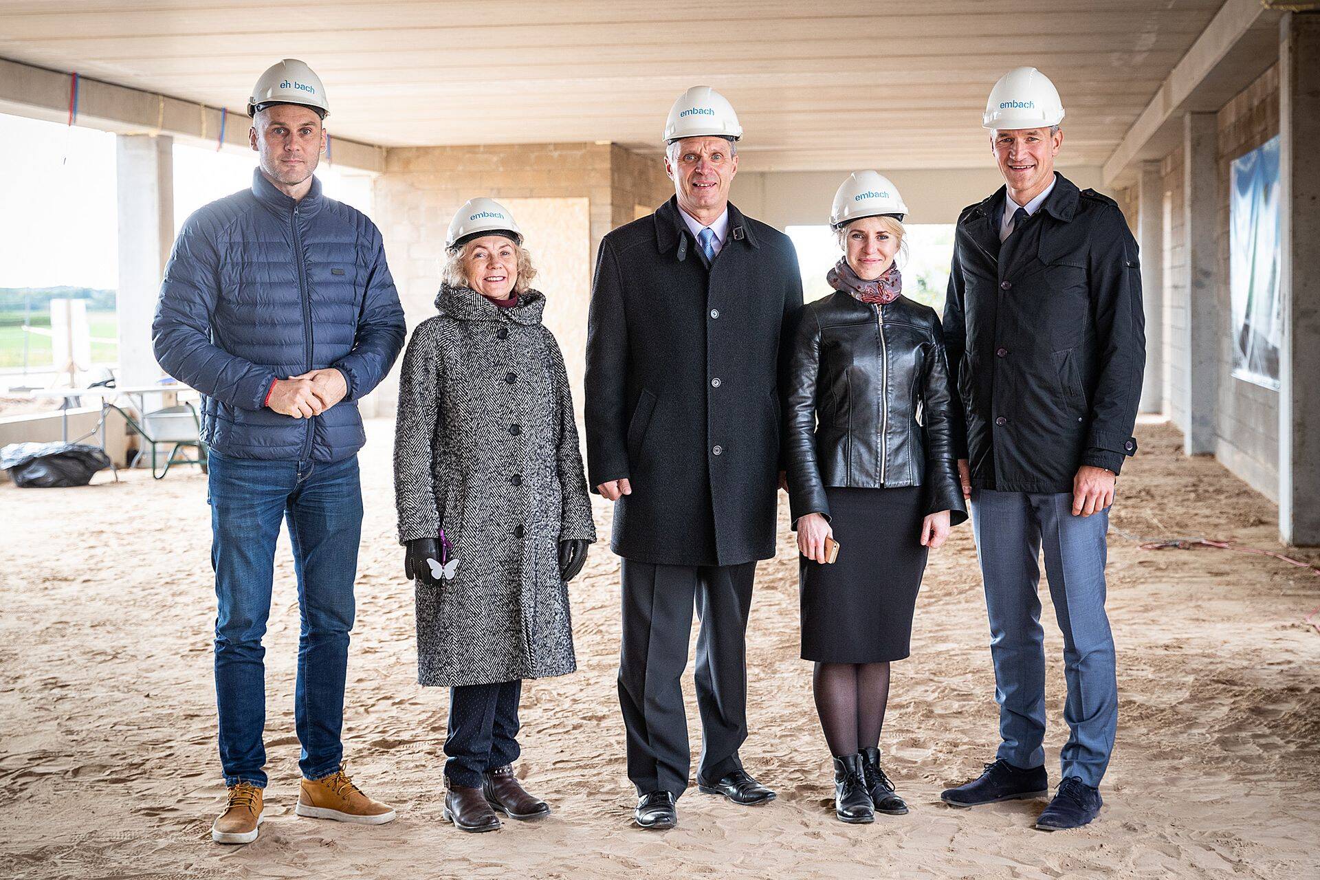 Tehasehoonele panid kolmapäeval nurgakivi Madis Hünerson (Coop Pank), Heli Kiigemägi (Velma Mööbel), Veljo Kiigemägi (Velma Mööbel), Merit Mängli (Coop Pank), Hans Pajoma (Coop Pank)