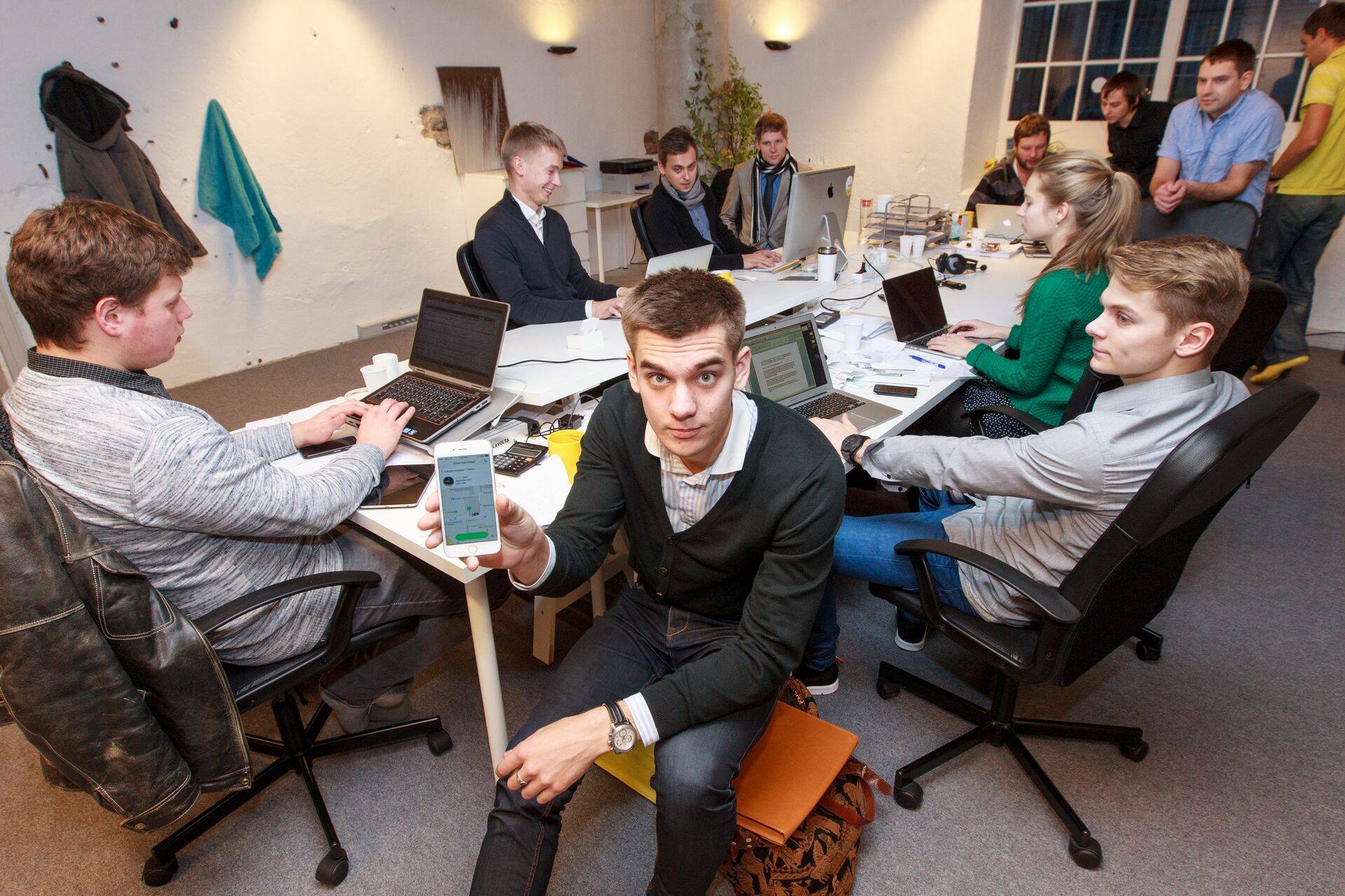 Taxify juht Markus Villig (ees keskel) Taxify kontoris.