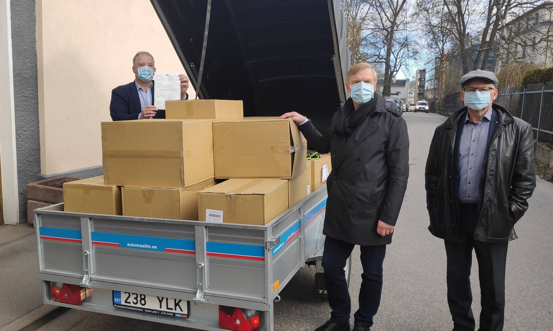 Eesti Punase Risti peasekretär  Arvi Perv, Riigikogu Eesti-Taiwani sõprusrühma esimees Kalle Laanet ja Eesti Punase Risti president Harri Viik võtsid vastu Taiwani annetuse.