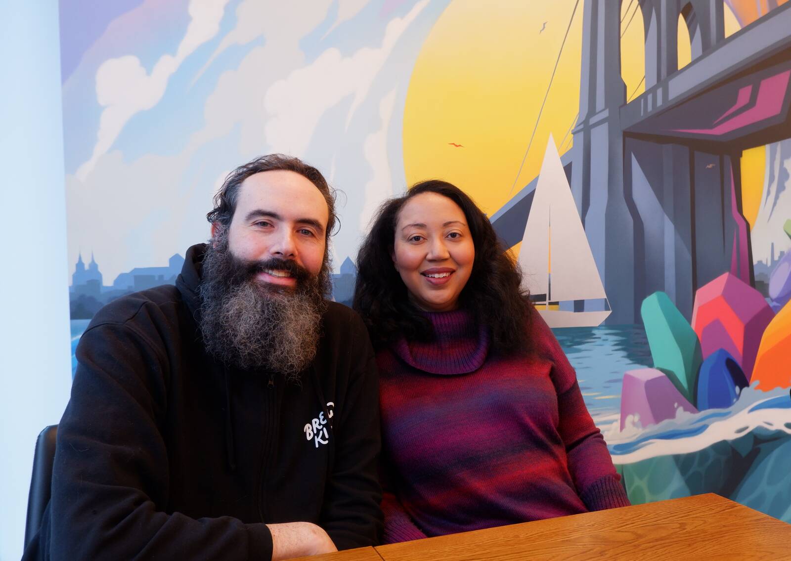 Муралы на стенах заведения хозяева сами не рисовали, но в остальном стараются брать на себя максимум задач по ведению бизнеса.