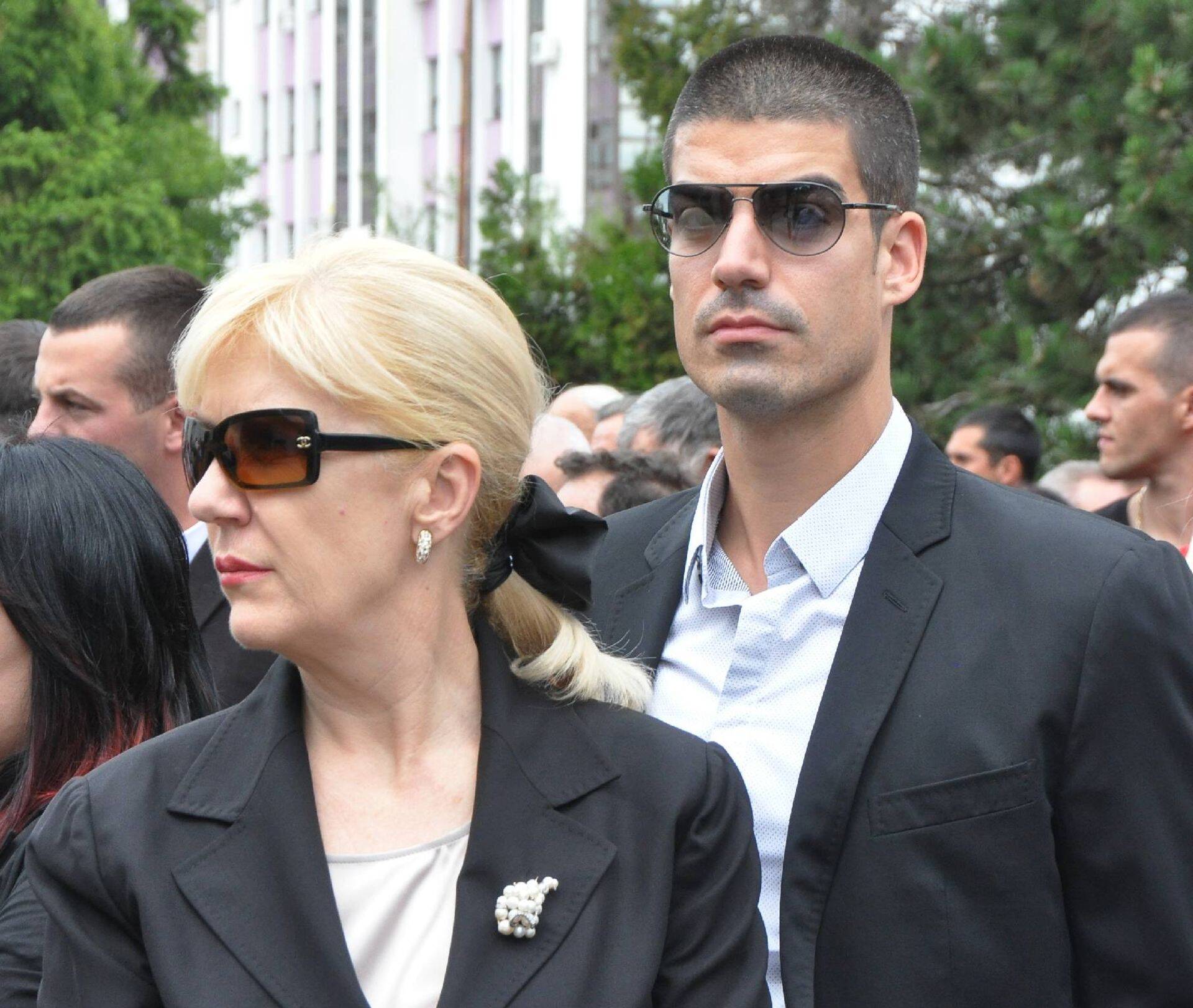 Montenegro presidendi õepoeg Edin Kolarevic sai 45 000 euro eest endale luksuskuurorti, mis maksab üle 20 miljoni euro. Tehingule aitas kaasa tema ema, presidendi õde Ana Djukanovic.