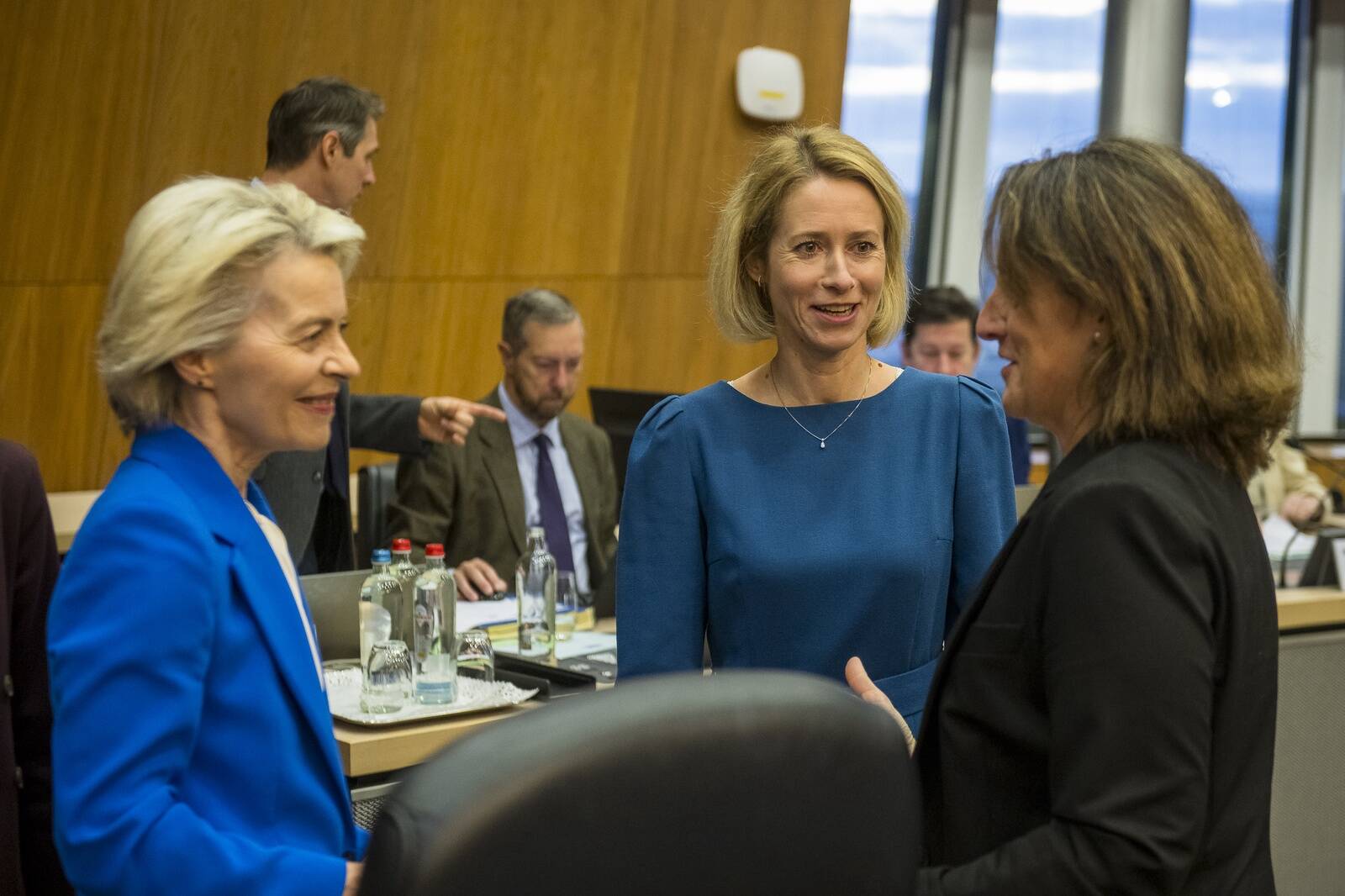 Konkurentsivolinik Teresa Ribera Rodríguez (paremal) on ühinemistehingute suhtes tõenäoliselt vähem tarbijakeskne kui tema eelkäija Margrethe Vestager. Vasakult Euroopa Komisjoni president Ursula von der Leyen ja Euroopa välispoliitika juht Kaja Kallas.