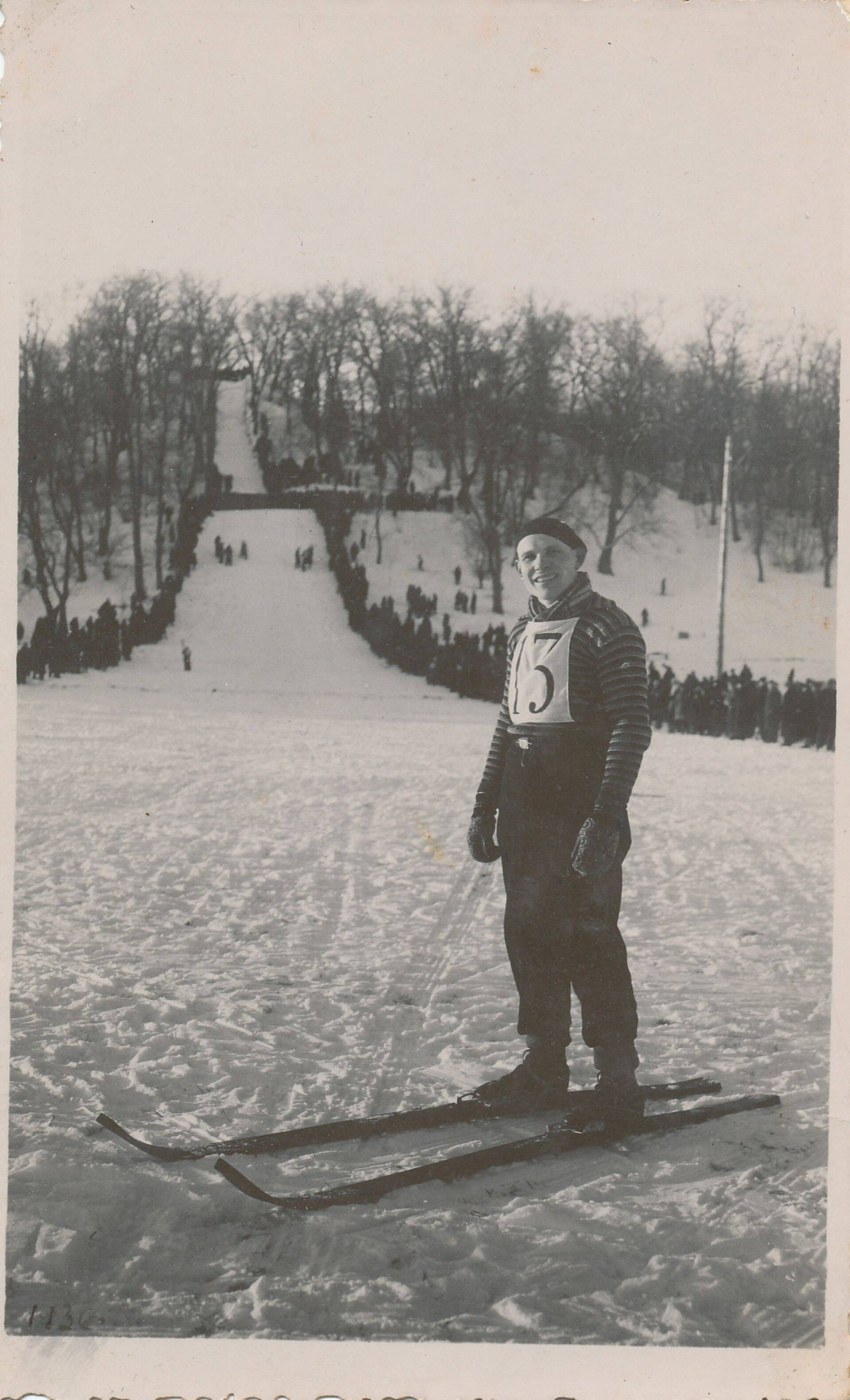 Eduard Raidla suusahüppevõistlustel Viljandis 8. märtsil 1933.