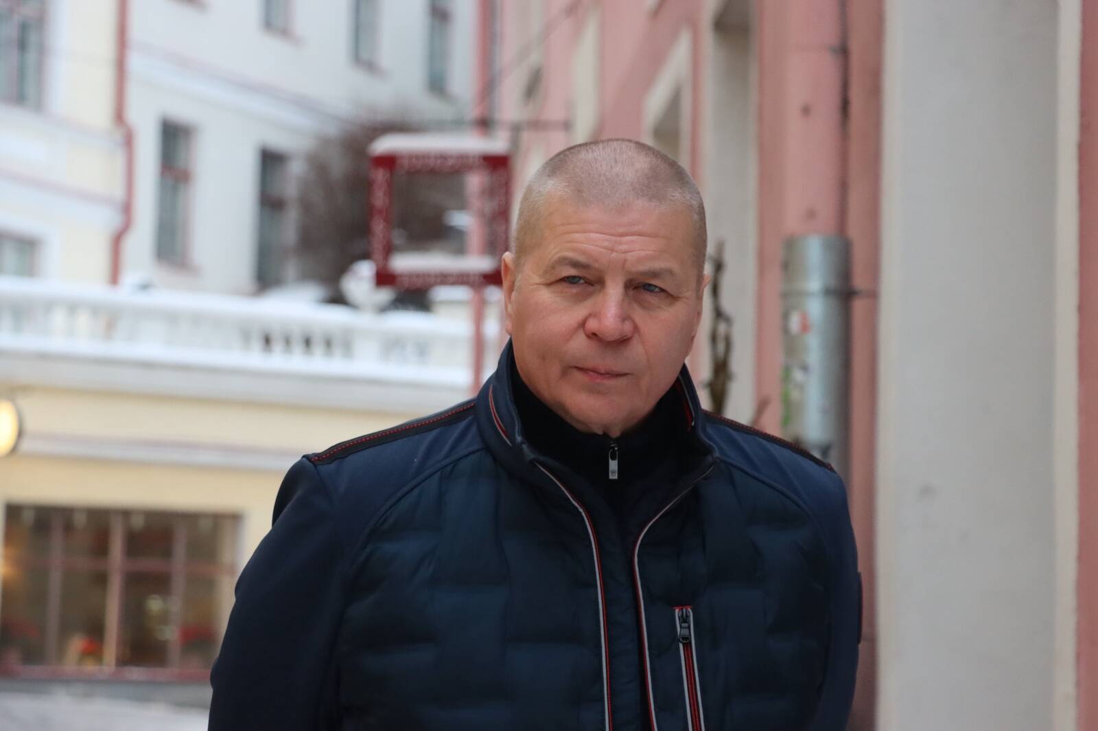 Rakverre satub Märt Meos harva. “Vahest Narvast tulles sõidan Rakverest läbi, et oma mälus sobrada. Kadrinas käin tihedamini, seal on ema ja vanavanemate hauad,” ütleb ta.