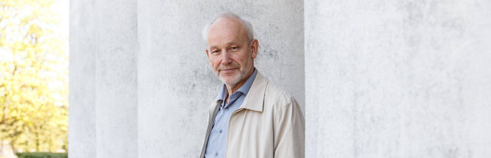 Eesti Talupidajate Keskliitu üle kahekümne aasta juhtinud Kaul Nurm Saku vallavalitsuse hoone ees, kus asub ka keskliidu kontor.