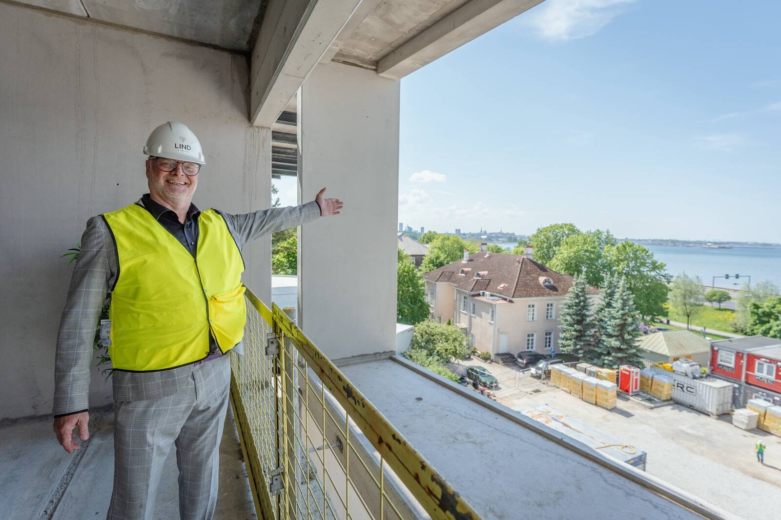 Pirita teel ajaloolist Laferme arendust vedava Lind Livingu esindaja Hans H Luik arenduse sarikapeol eelmisel aastal. Laferme arenduse müüki korraldava LVM Kinnisvara maakleri Robin Tiitsi sõnul on äsja valminud luksuslikus arenduses müüdud 40% korteritest.