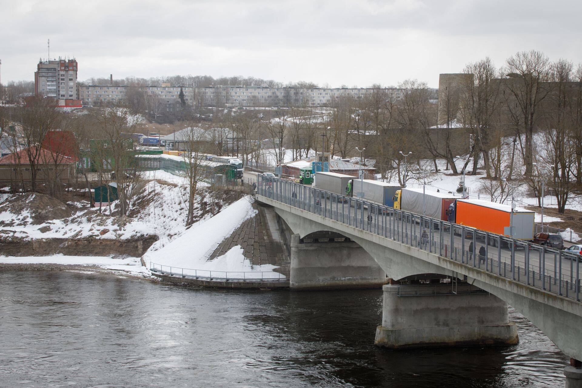 Погранпереход на эстонско-российской границе, вид на мост Дружбы и Ивангород.