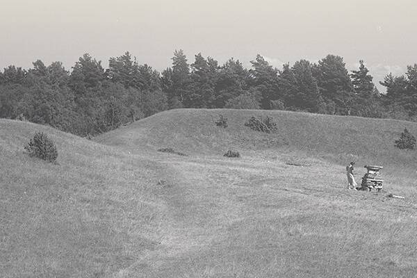 Tõenäoliselt võib Kuressaare eellaseks pidada Kaarma maalinna, mis asub piki Põduste jõge umbes 7 km kaugusel Upast. Põduste jõe kunagisel alamjooksul paiknes nimelt üks Saaremaa soodsaimaid sadamakohti, kuhu veel keskaja algul ulatus merelaht.  © Carl Sarap / Tallinna linnamuuseum