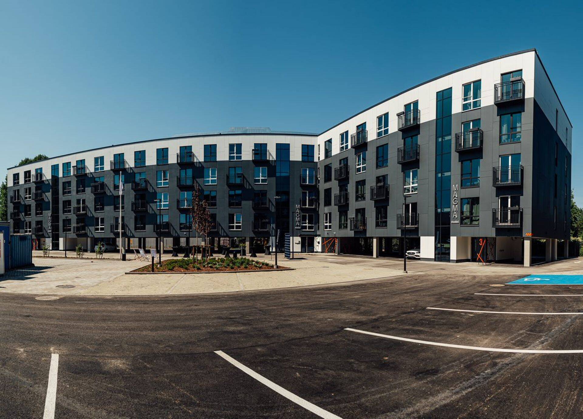 Magma Stuudiod üürimaja katusel on 15kw päikesepark (Foto: Marek Metslaid ja Karl Kasepõld).