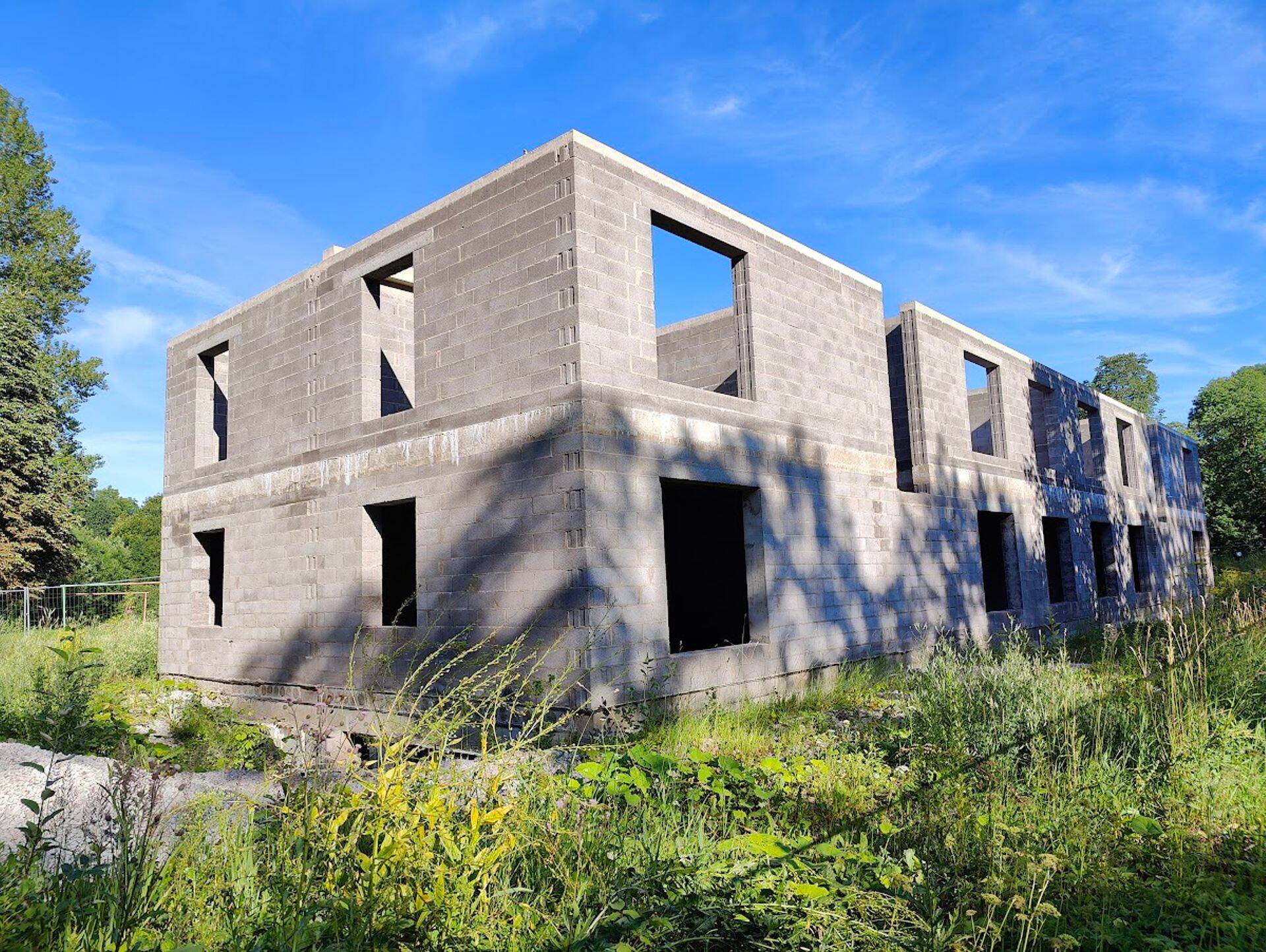 Этот дом через дорогу от бастиона Хонор начинали строить дважды. Впереди ещё одна попытка.