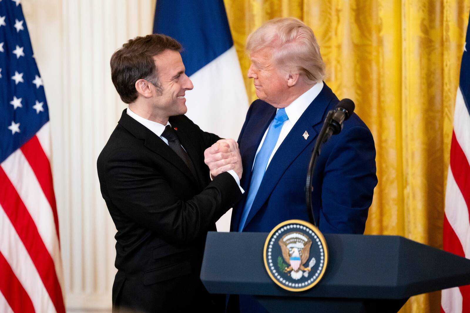 Президент Франции Эмманюэль Макрон и президент США Дональд Трамп.
