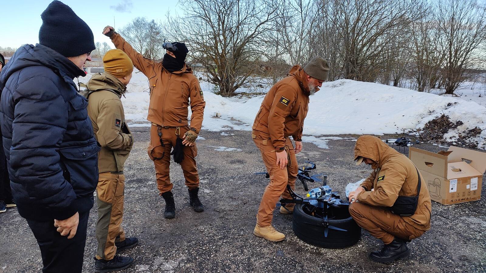 Сотрудники украинской фирмы Drone Fight Group готовят беспилотник и «вооружают» его бутылками с водой для показательного бомбометания.
