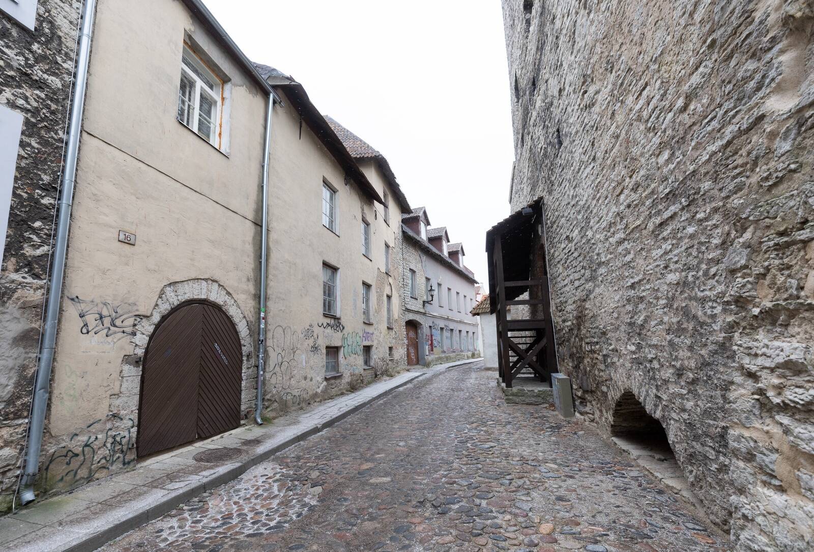 Так выглядит принадлежащий Мартину Круусу комплекс зданий со стороны улицы Лаборатоориуми.