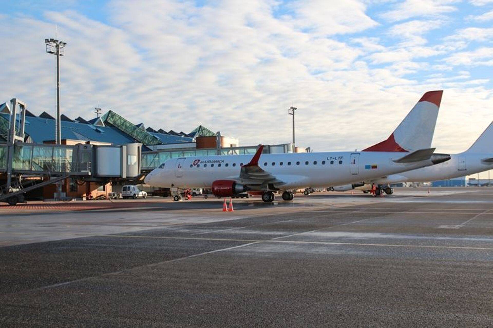 Самолет Air Lituanica в Таллиннском аэропорту
