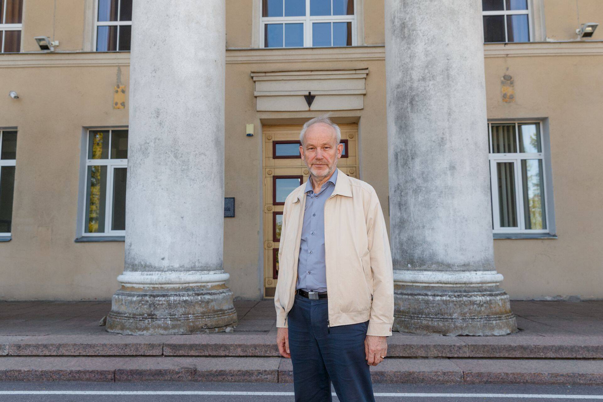 Kaul Nurm oma eelmise töökoha, talupidajate liidu kontori ees Sakus. Regionaalpoliitika on üks valdkond, millega Nurm Vabaerakonnas eriti tegeleda tahab.