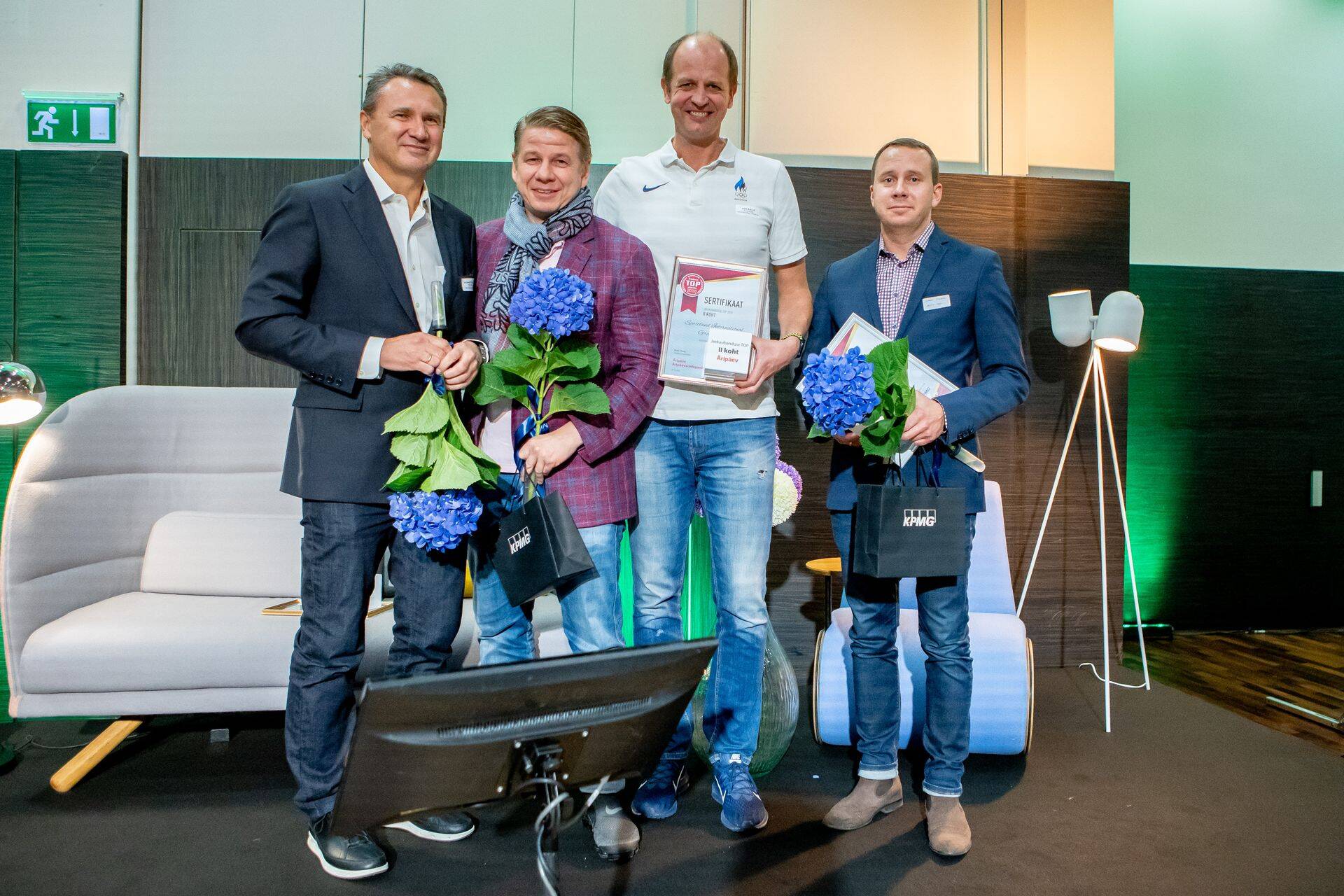 Täna tunnustas Äripäev edukamaid jaekaubandusettevõtteid. Fotol vasakult Põldma Kaubanduse omanik Heinar Põldma, Sportland International Groupi omanikud Are Altraja ja Anti Kalle ning Auto 100 turundusjuht Lemmo Tigane.