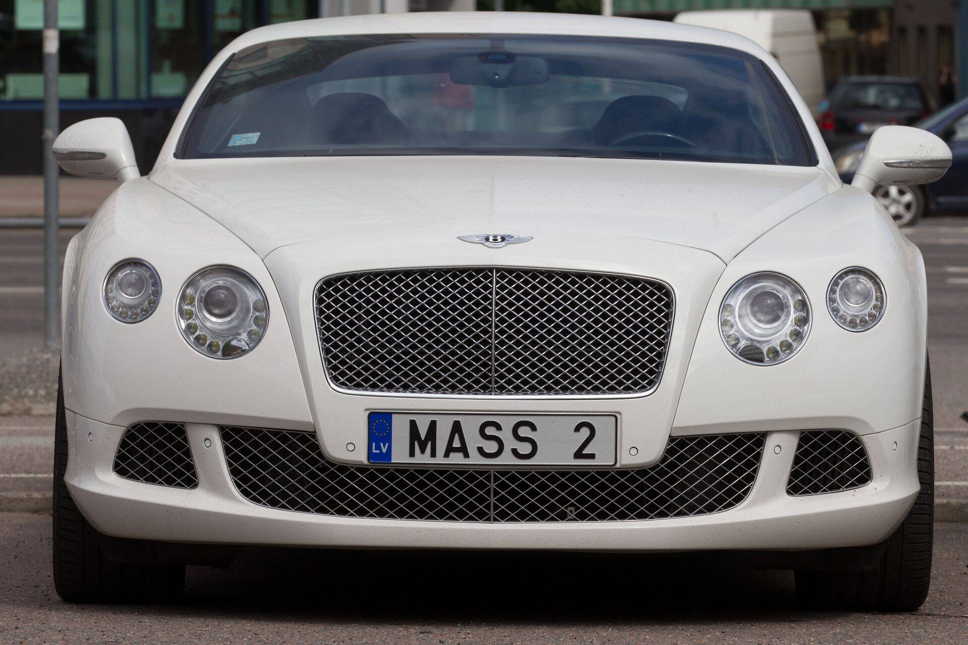 Bentley on üks Oleg Belokrõlovile kuuluvatest kallitest autodest.