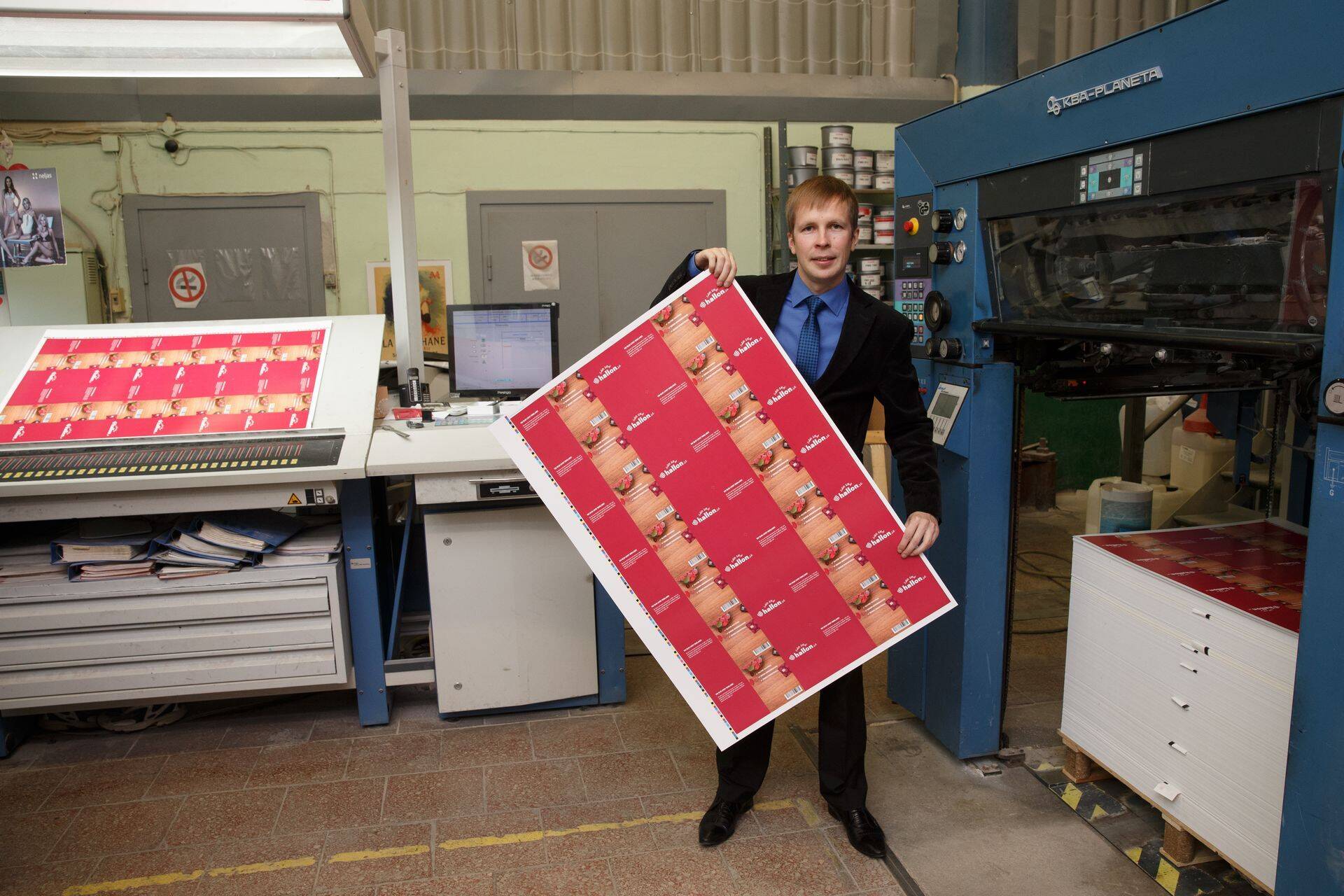 Printcenter Eesti tegevjuht Sten Seene hoiab käes trükipoognat, millest tehti Rootsi mobiilioperaatorile
Hallon reklaamvoldikud.