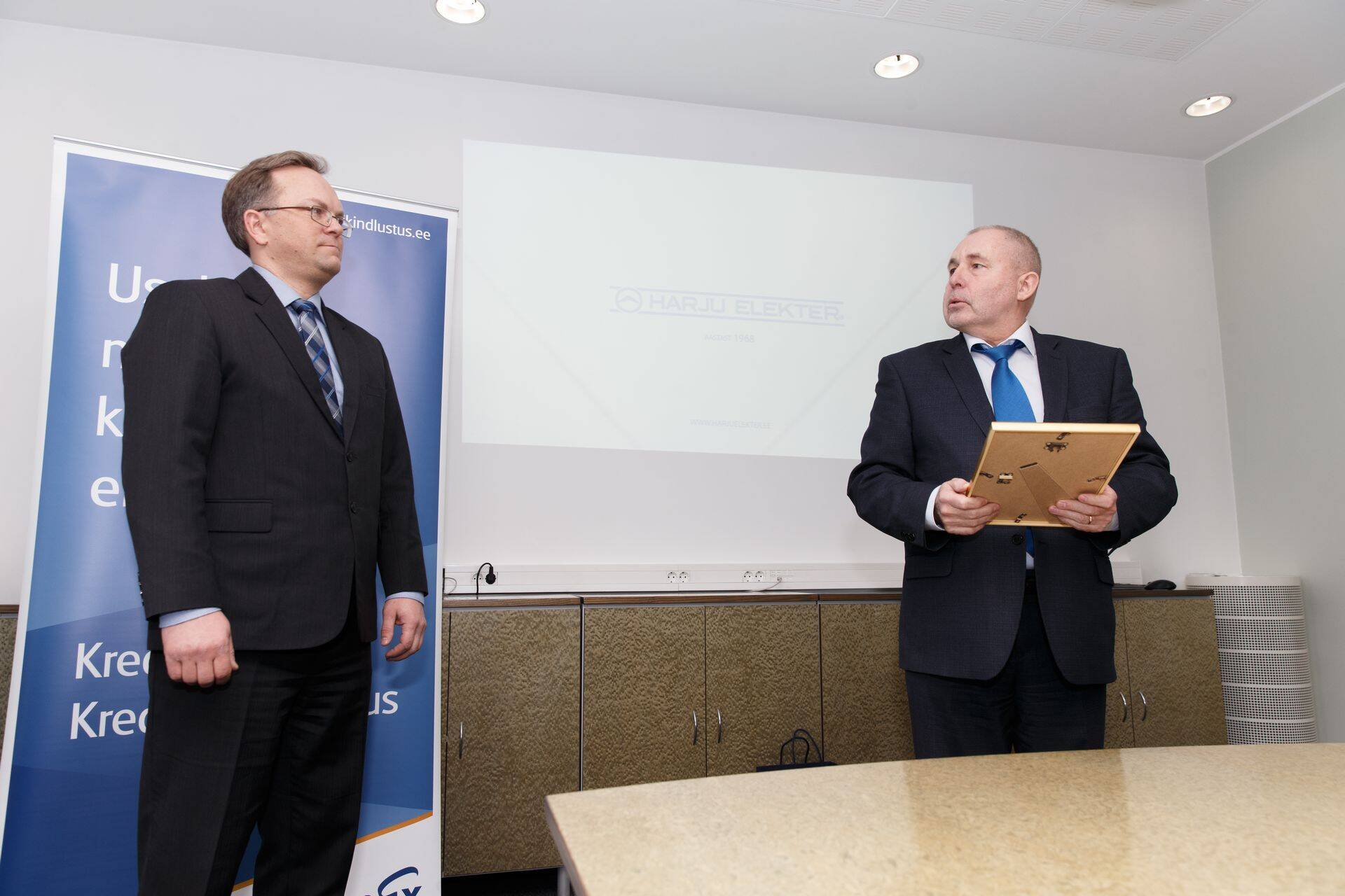 KredEx Krediidikindlustuse juht Meelis Tambla ning Harju Elekter juhatuse esimees Andres Allikmäe.